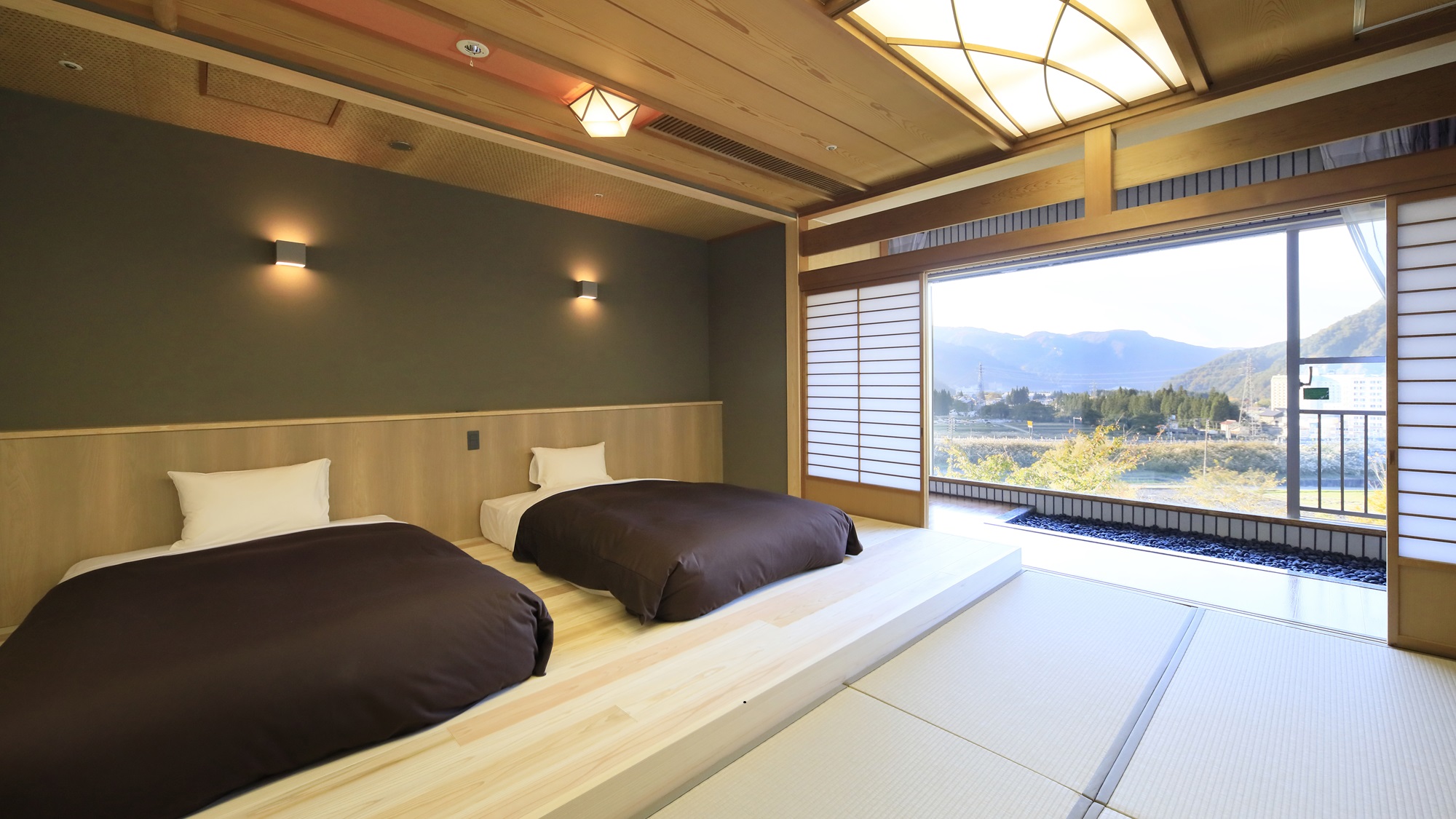 温泉内風呂付き和洋室｜窓いっぱいに広がる新潟の自然を感じながら過ごす、贅沢な和のひととき