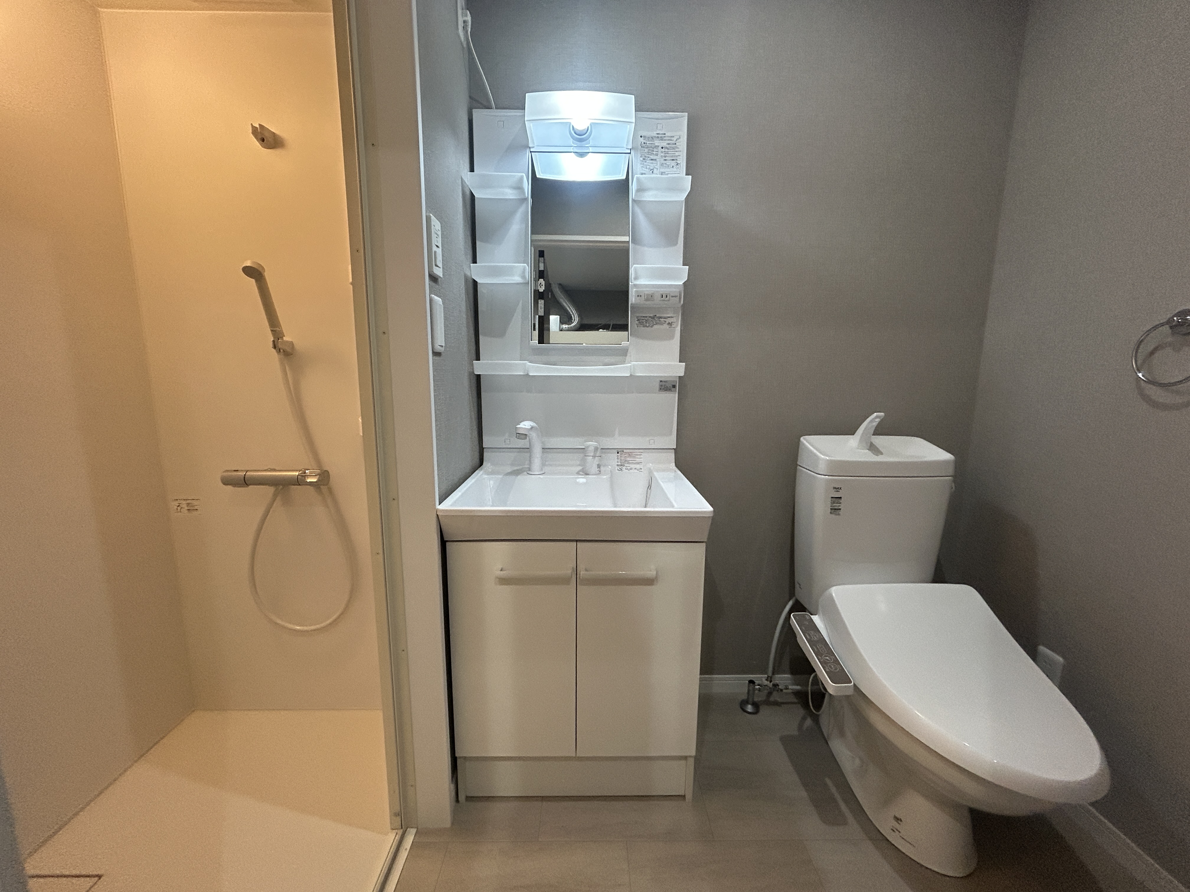 トイレ・洗面・シャワールーム（バスタブはありません）