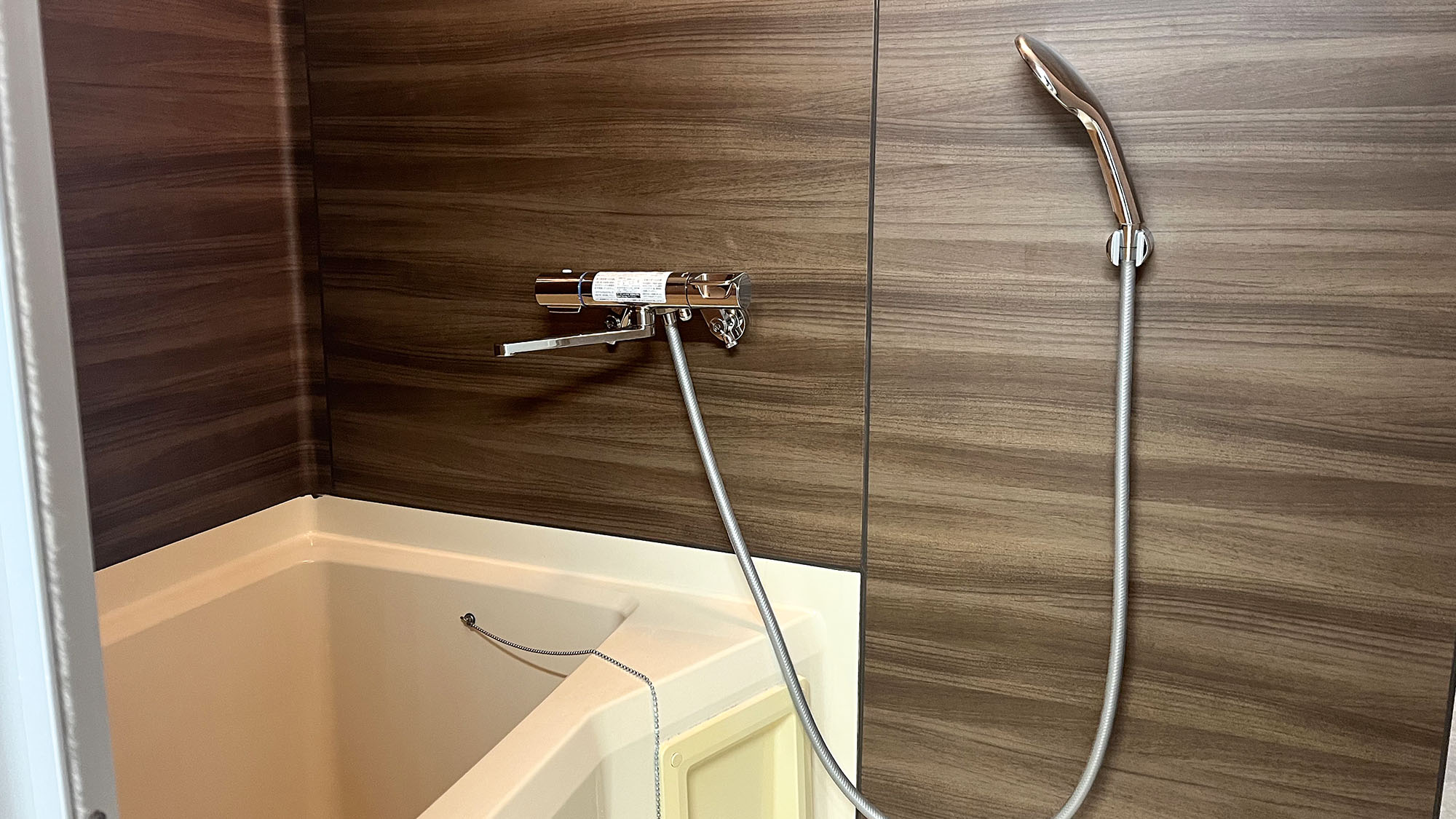 ・【バスルーム】大きめのシャワーヘッドで髪や体をストレスなく洗えます