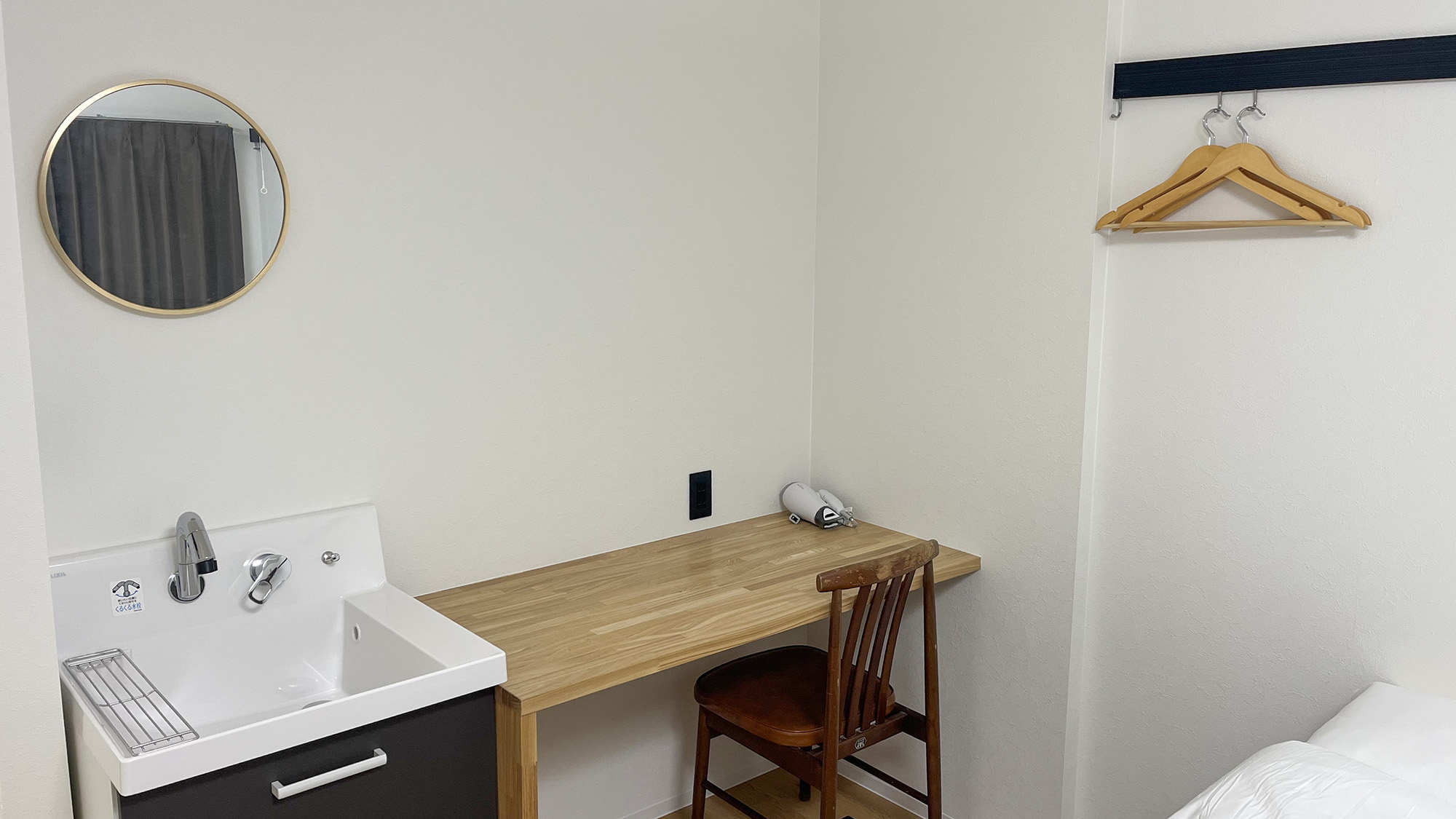 ・【客室設備】大きなテーブルもあり、PC作業も行うことができます