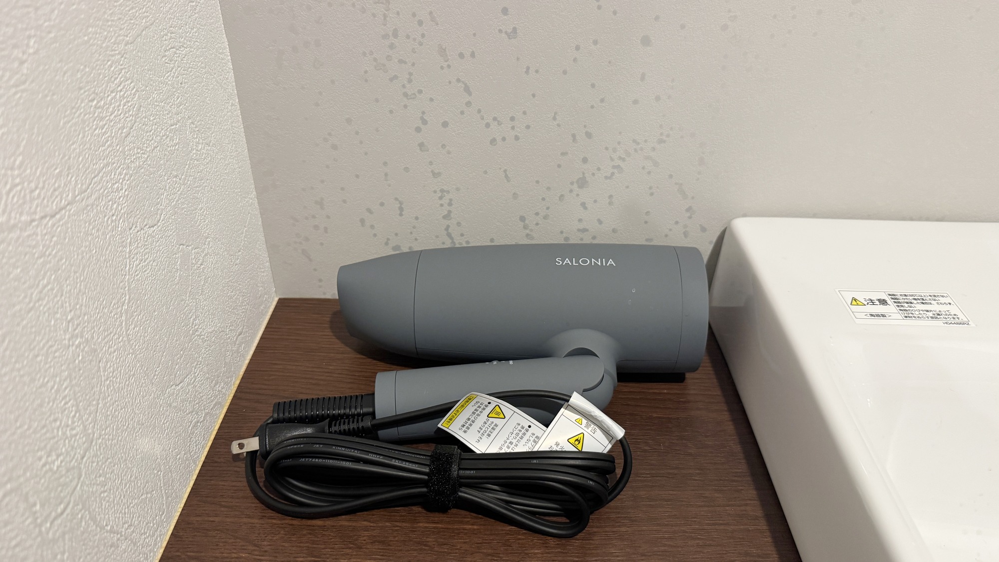 ・【デラックス】お部屋にはドライヤー完備。洗髪後のヘアケアには欠かせません