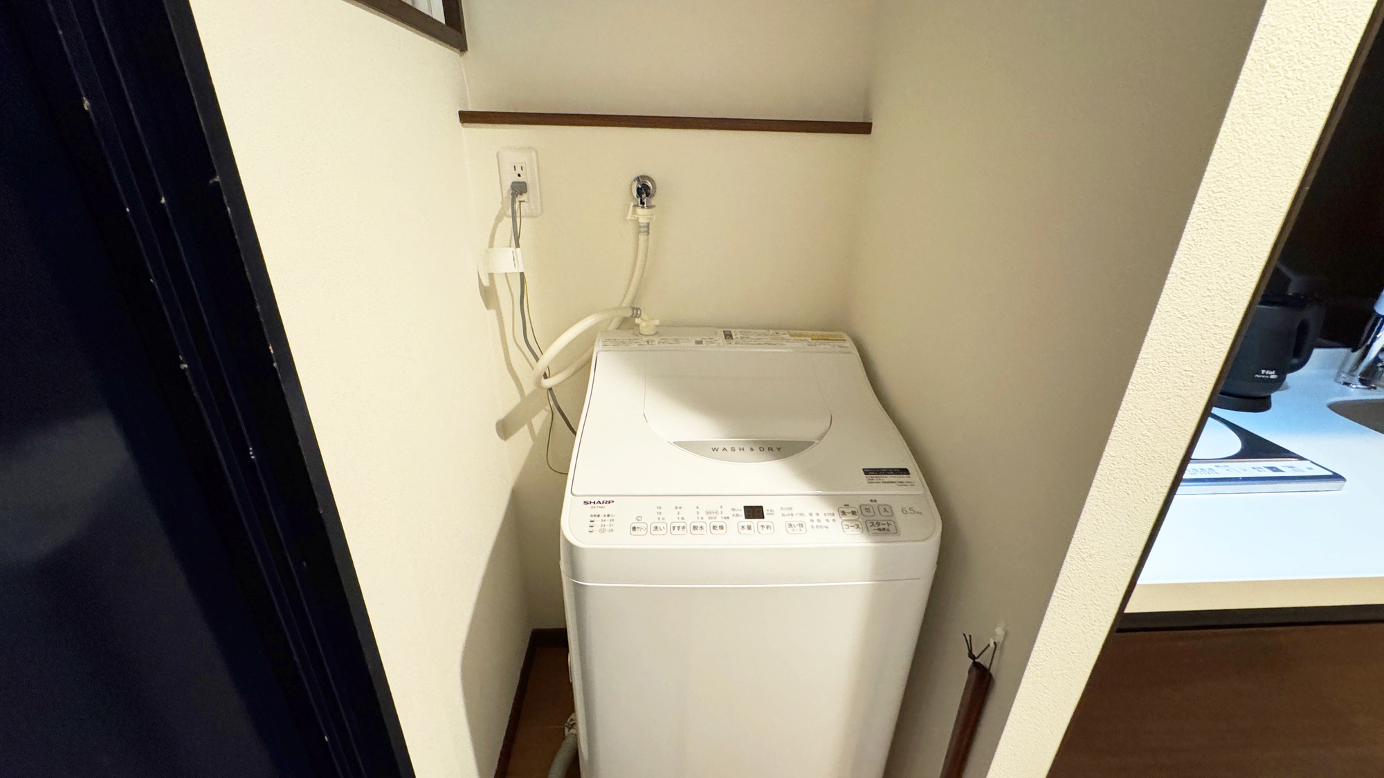 ・【シングル】お部屋には洗濯機を完備。長期滞在時も安心です