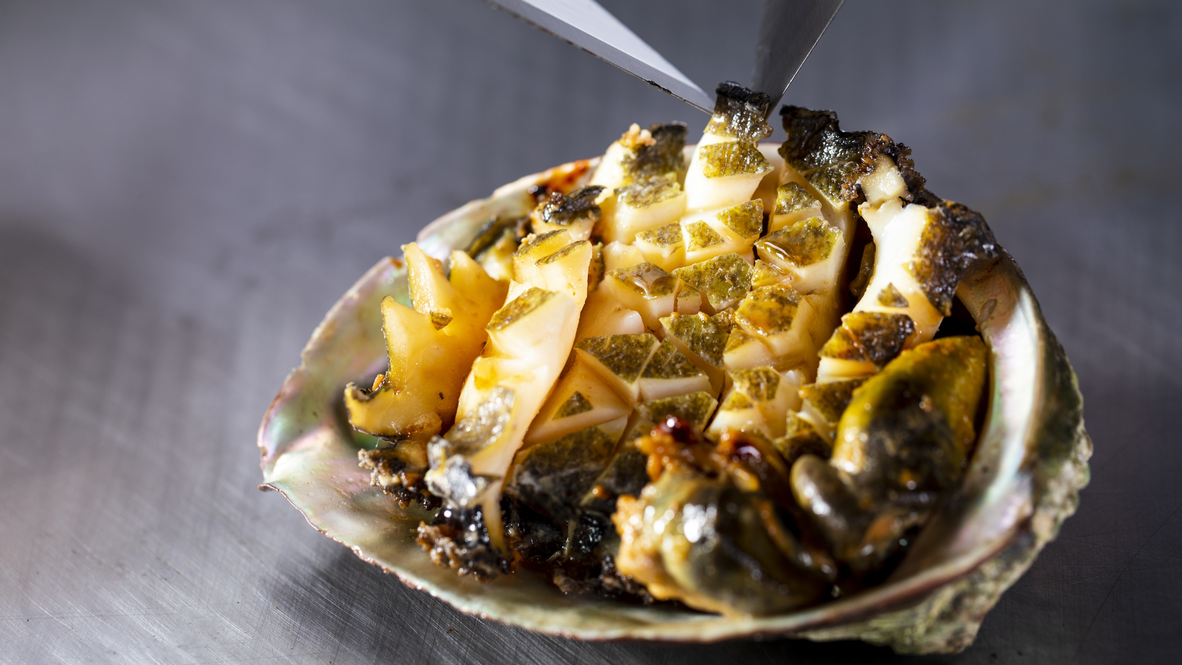 【リゾート内レストラン/蜃気楼鉄板焼】活け鮑の鉄板焼はたまり醤油バターでお召し上がりください。