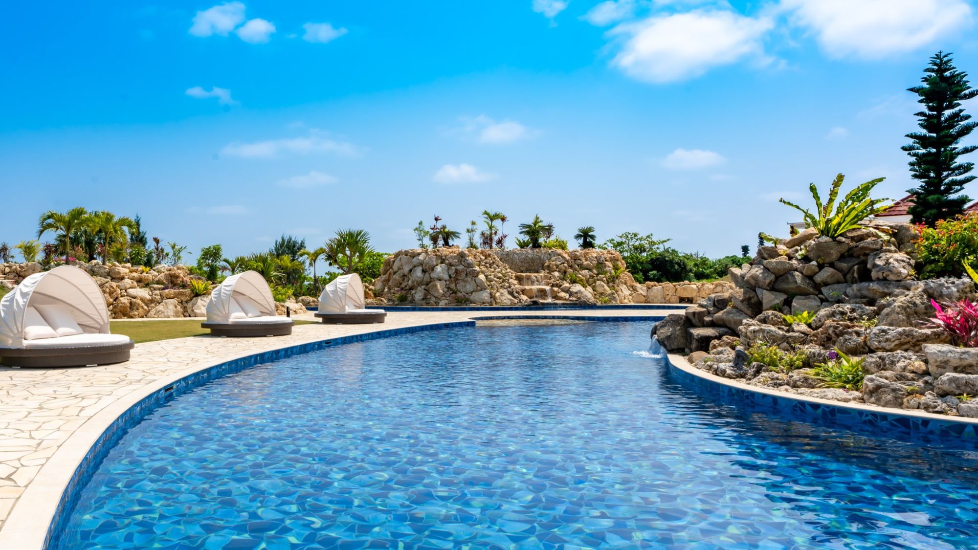 【シギラガーデンプール】プールサイドに並ぶペアシート