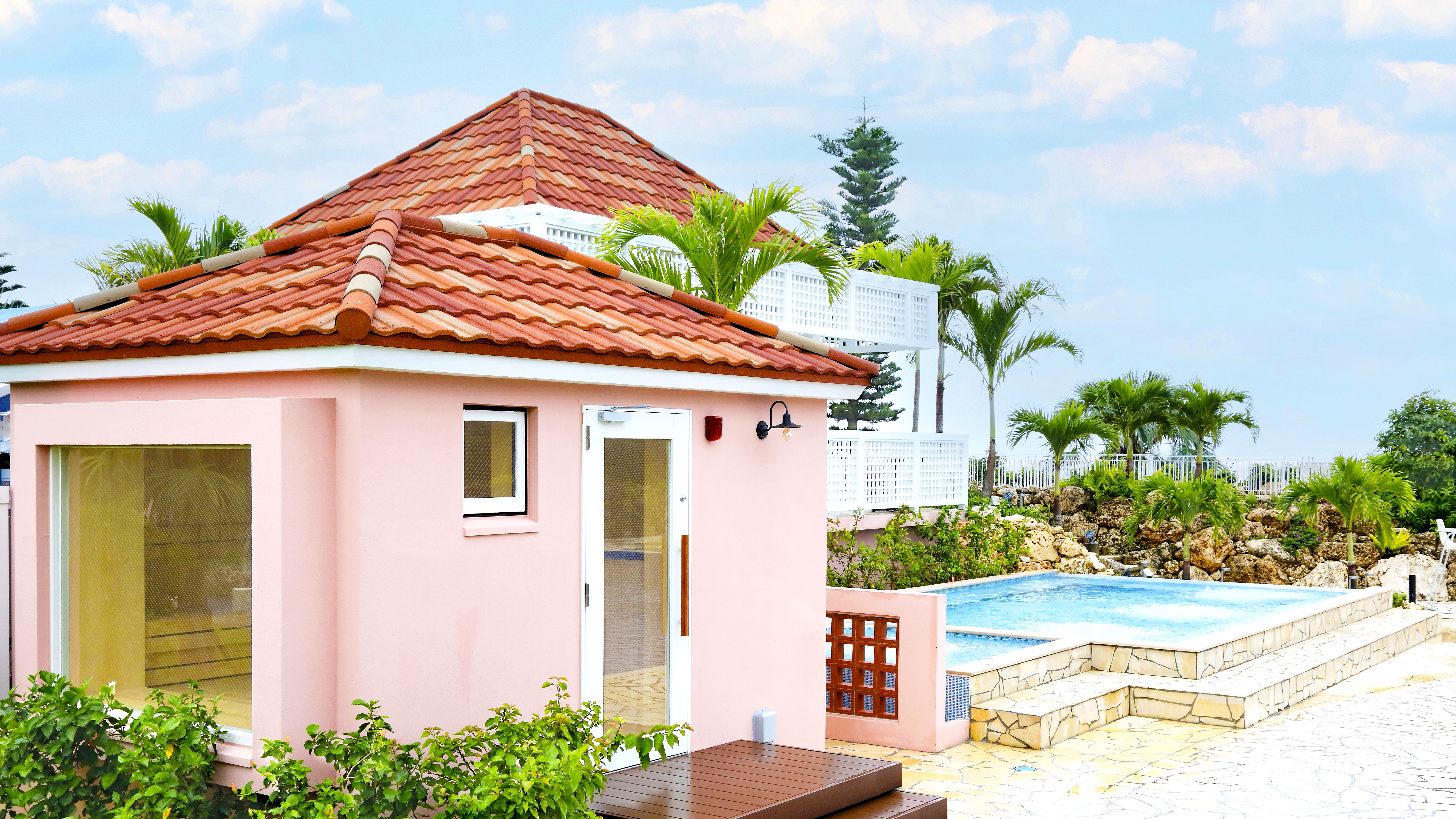 【ドライサウナ＆ブロワープール】「シギラガーデンプール」のプールサイドあり、1年中ご利用いただけます