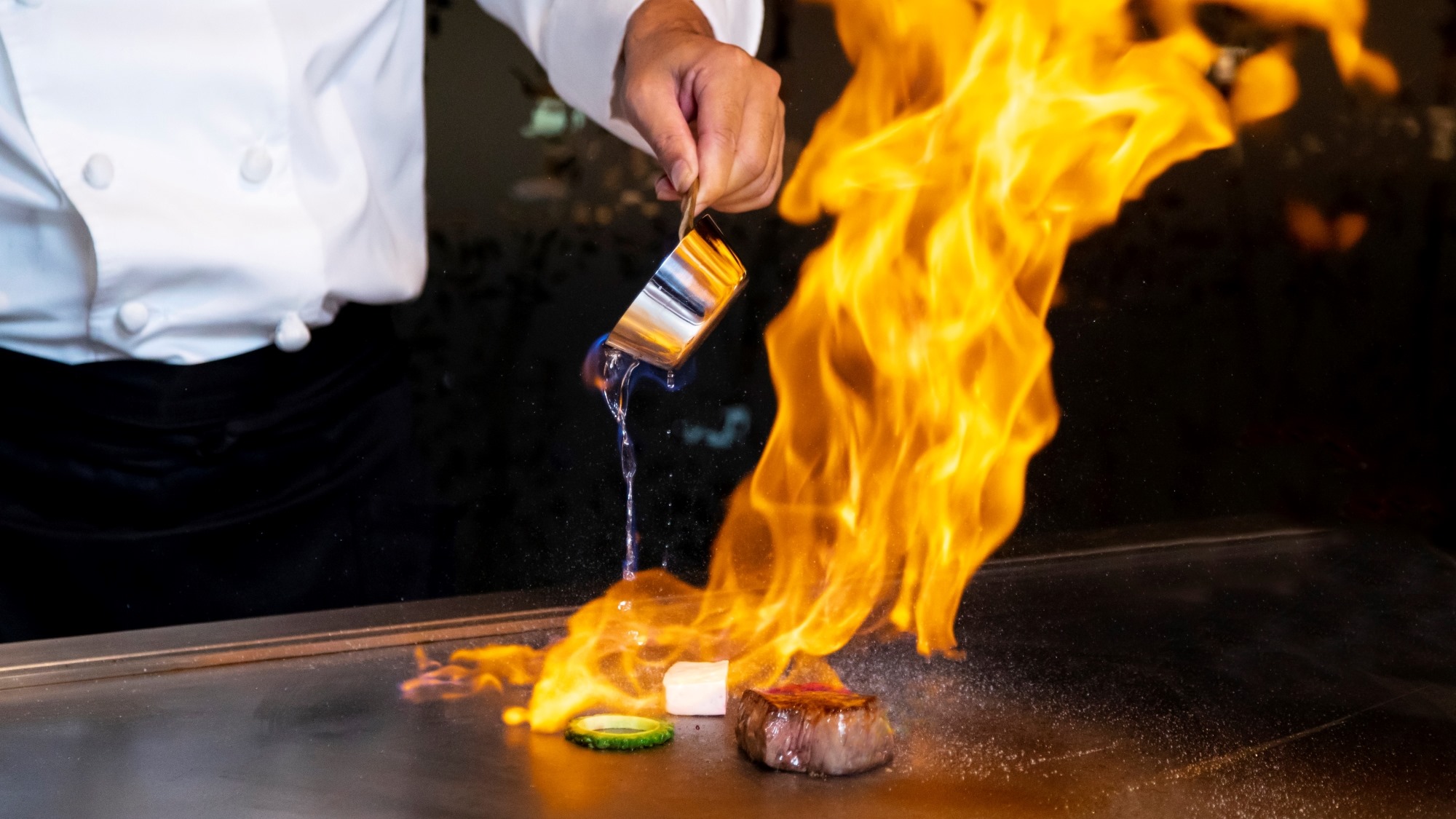 【リゾート内レストラン/蜃気楼鉄板焼】シェフの華麗な手さばきをお愉しみください。