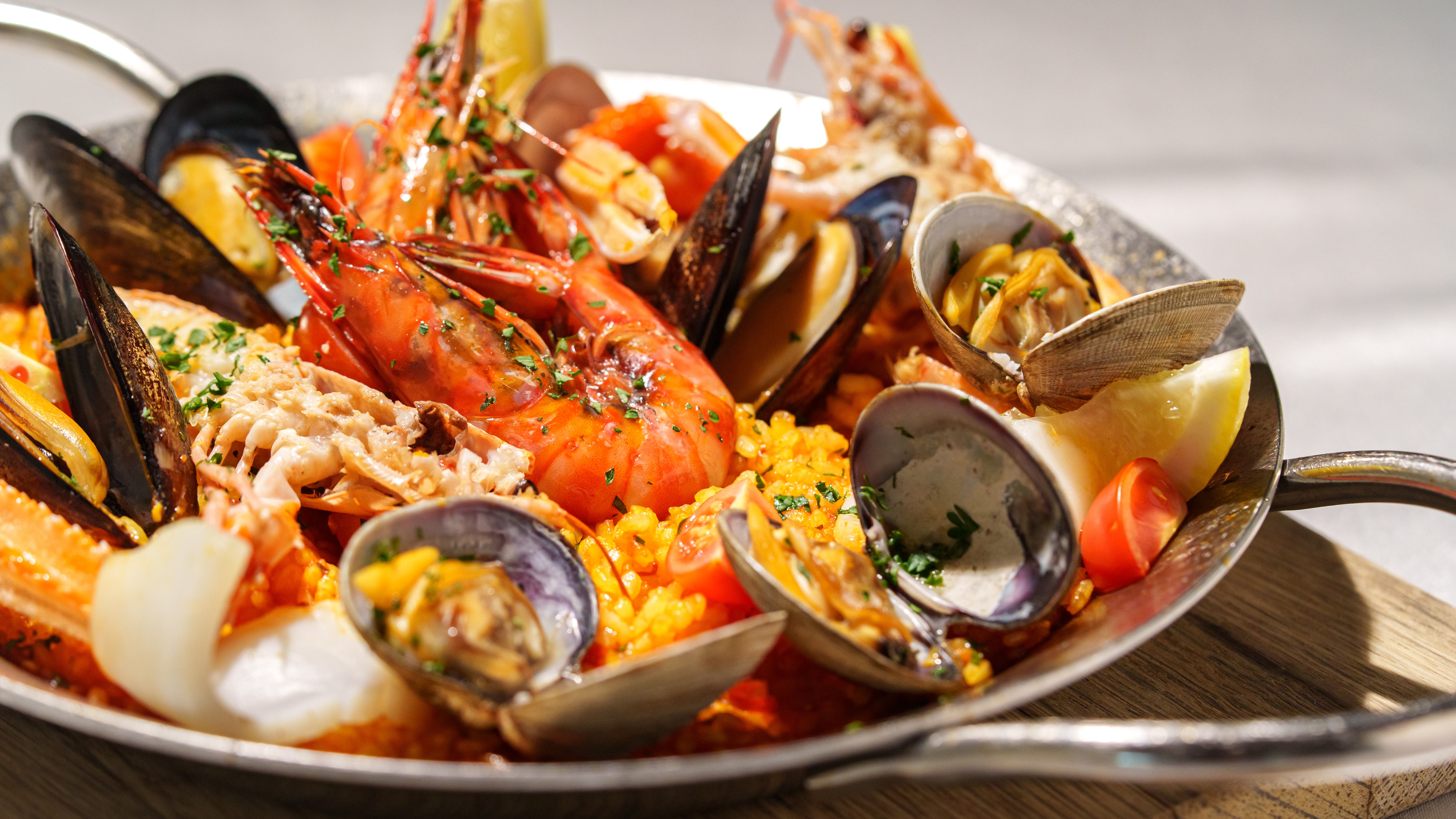 【リゾート内レストラン/シギラタートルベイ夕食】シギラビーチから徒歩1分の立地。