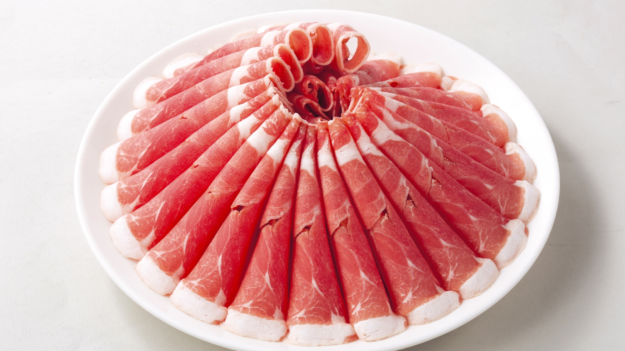 【リゾート内レストラン/薬膳火鍋 小肥羊】ラム肉は、ダイエット効果抜群、ビタミンや鉄分も豊富です。