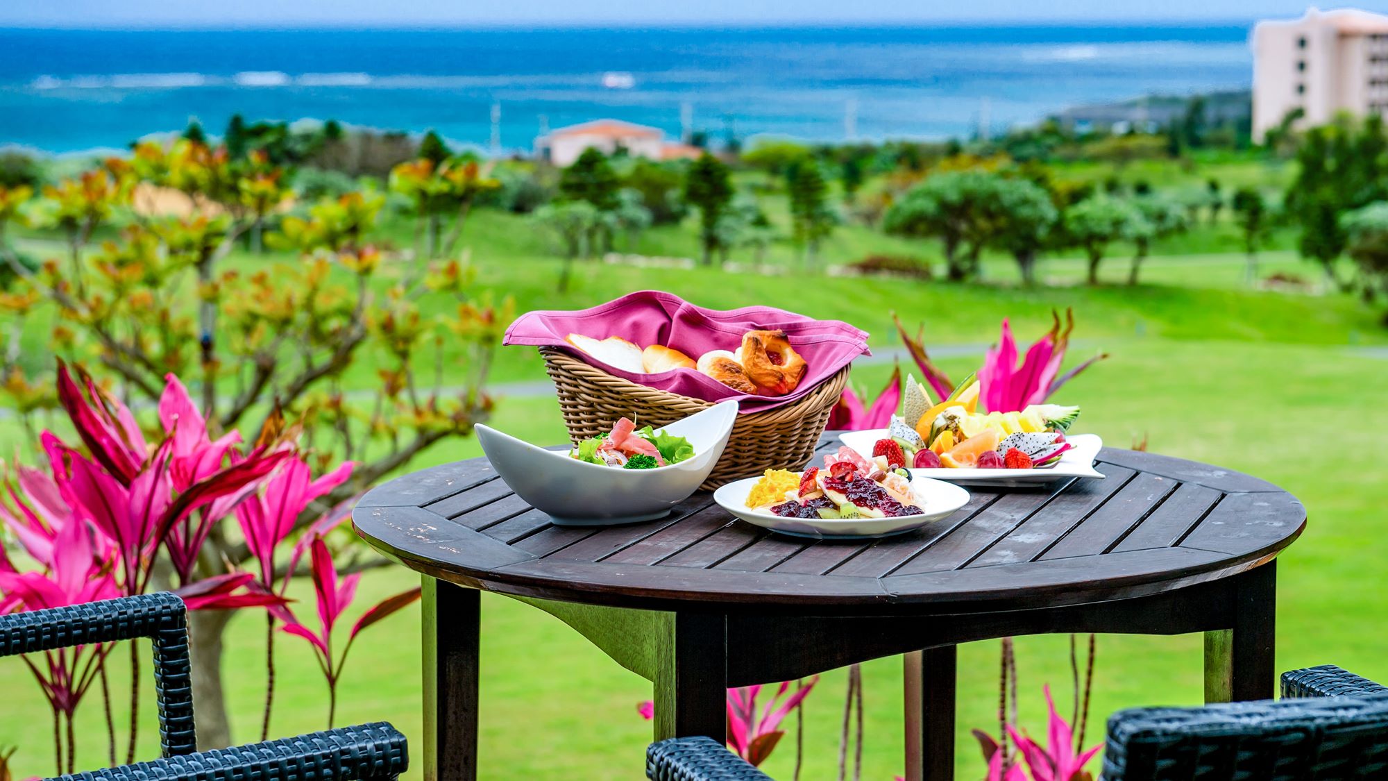 【隣接レストラン/マラルンガ和琉創作】天気が良い日はテラスで朝食がおすすめです。