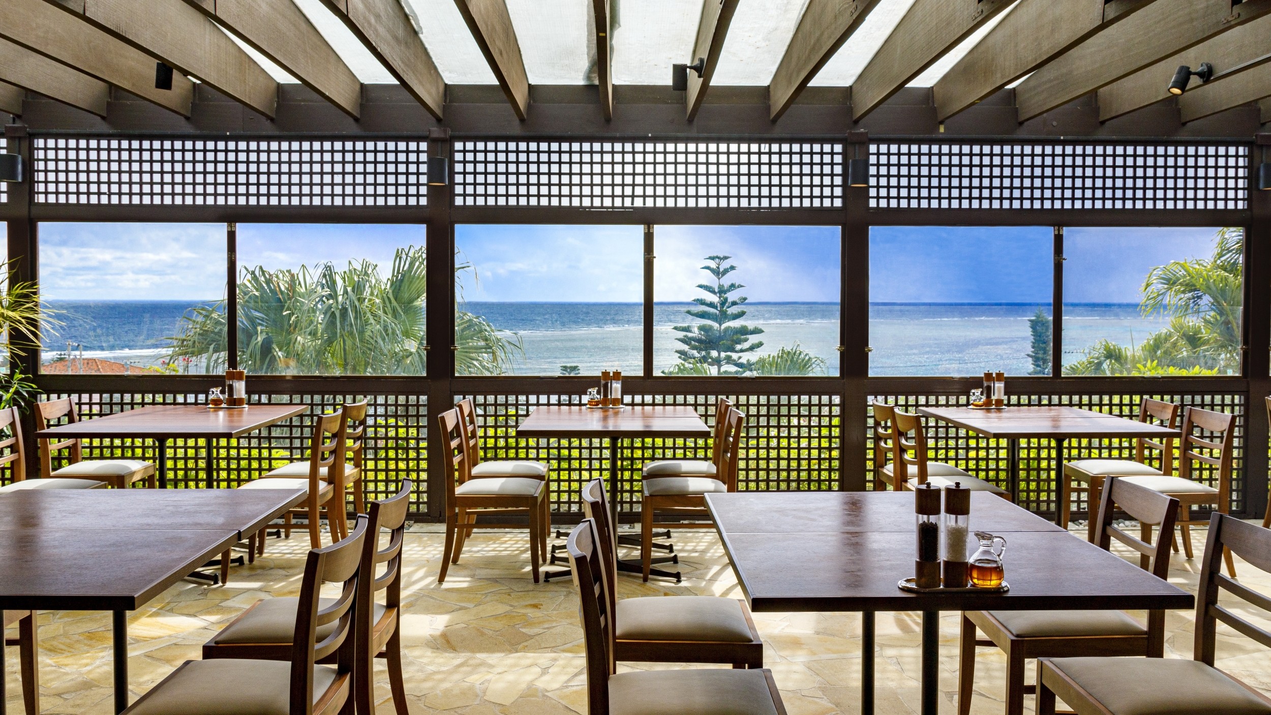 【リゾート内レストラン/ピッツァ＆パスタ スターダストガーデン】海を見晴らす絶景レストラン。