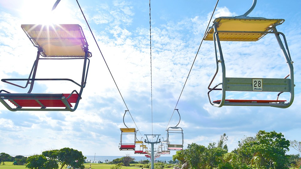 【ザ シギラリフト「オーシャンスカイ」】高低差25.8メートルを一気に登って眺めのいい高台へ。