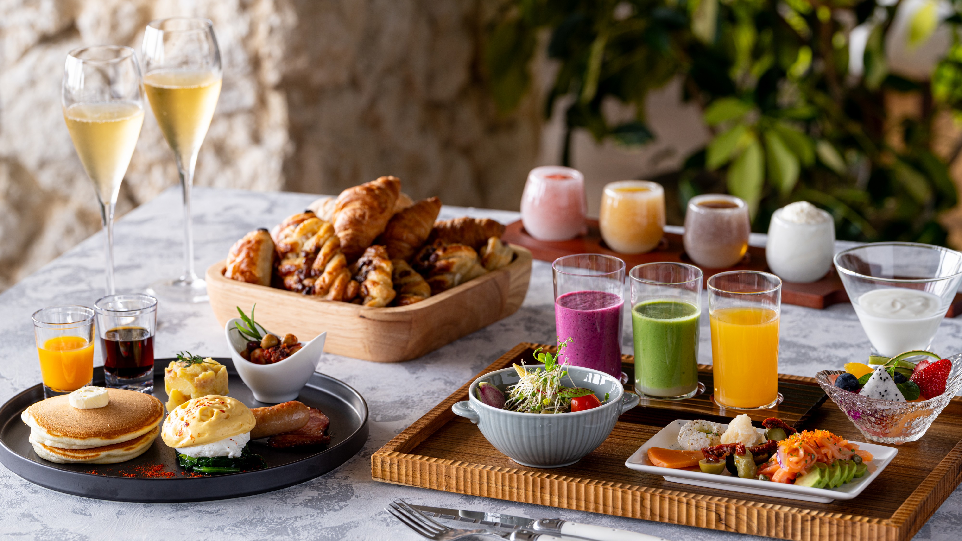 【ホテル内レストラン（朝食一例）】コンチネンタルブレックファースト(洋食)をご用意しております。