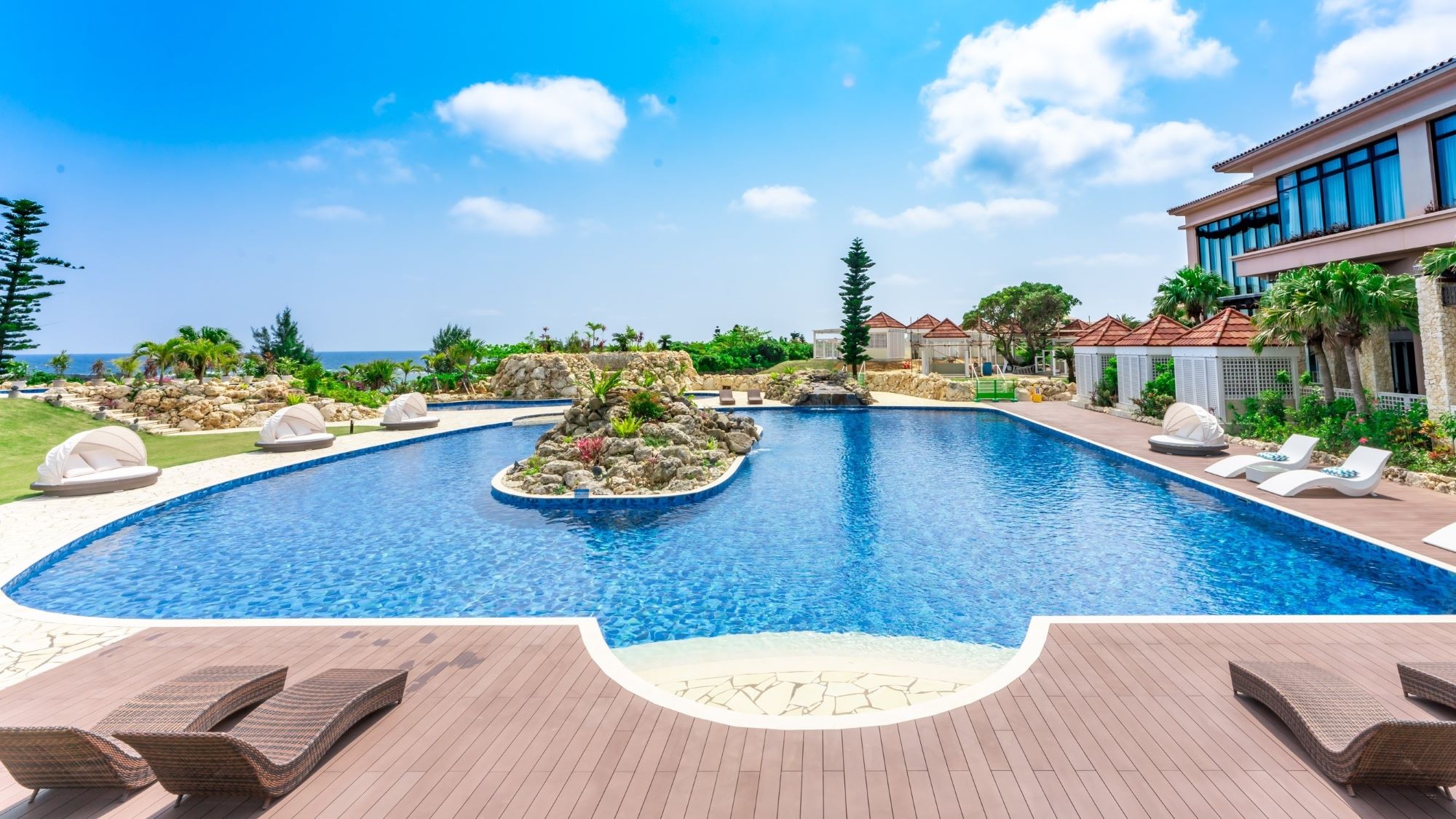 【シギラガーデンプール】水深60cmのキッズプールと、30～45cmの幼児用プールを配置。