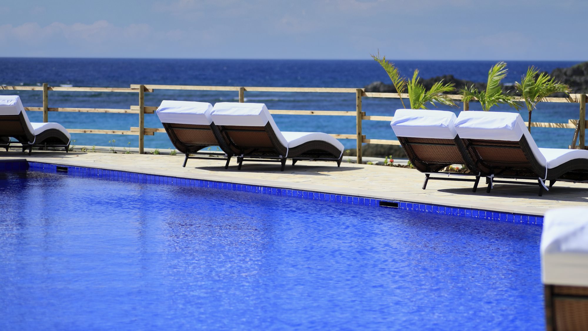 【シギラビーチサイドプール】シーサイドプールはシギラビーチのそばに位置する大人の為のプール。