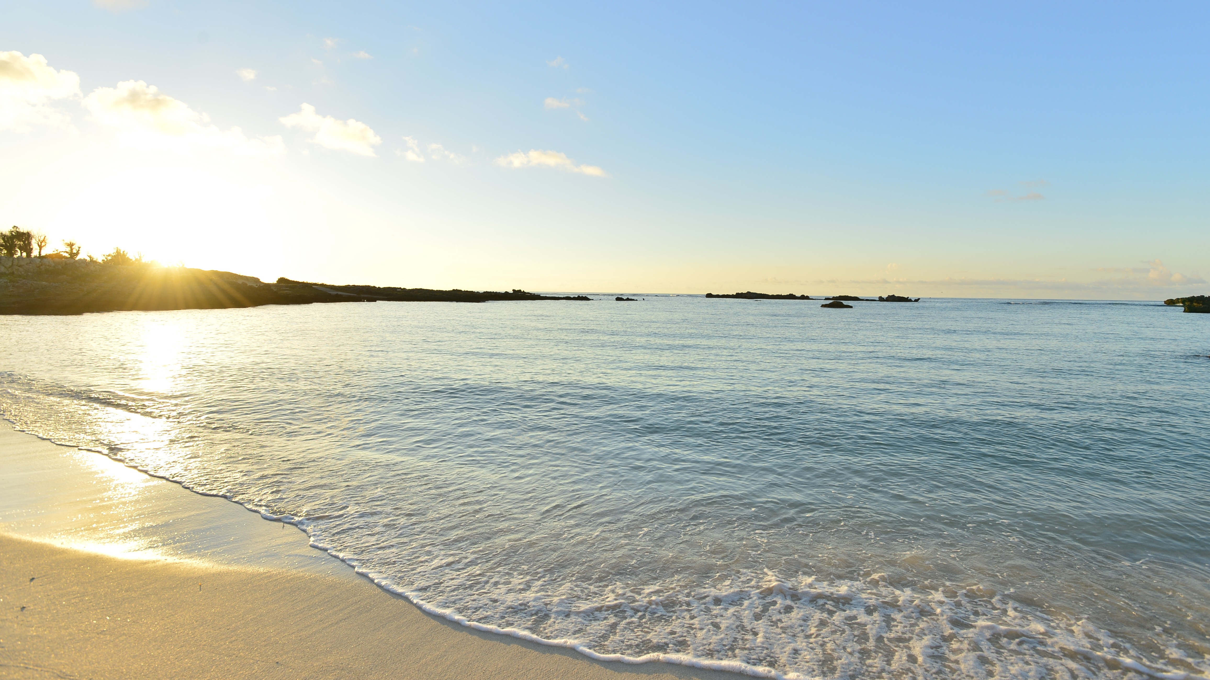 遠浅の穏やかな海を眺めながら、のんびりとリゾート気分を満喫。