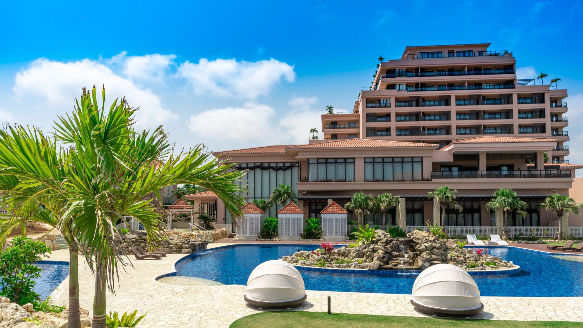 【シギラガーデンプール】オーバル状のゆったりとした大人用のメインプール