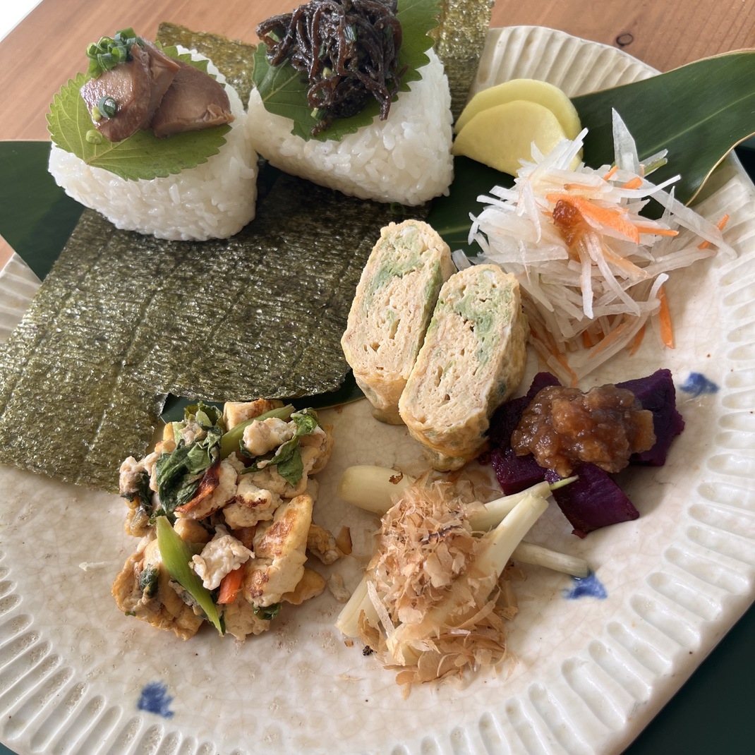 【人気No.1】地元の手づくりおかずが並ぶ　ほっとする“やんばる朝ごはん”／朝食付