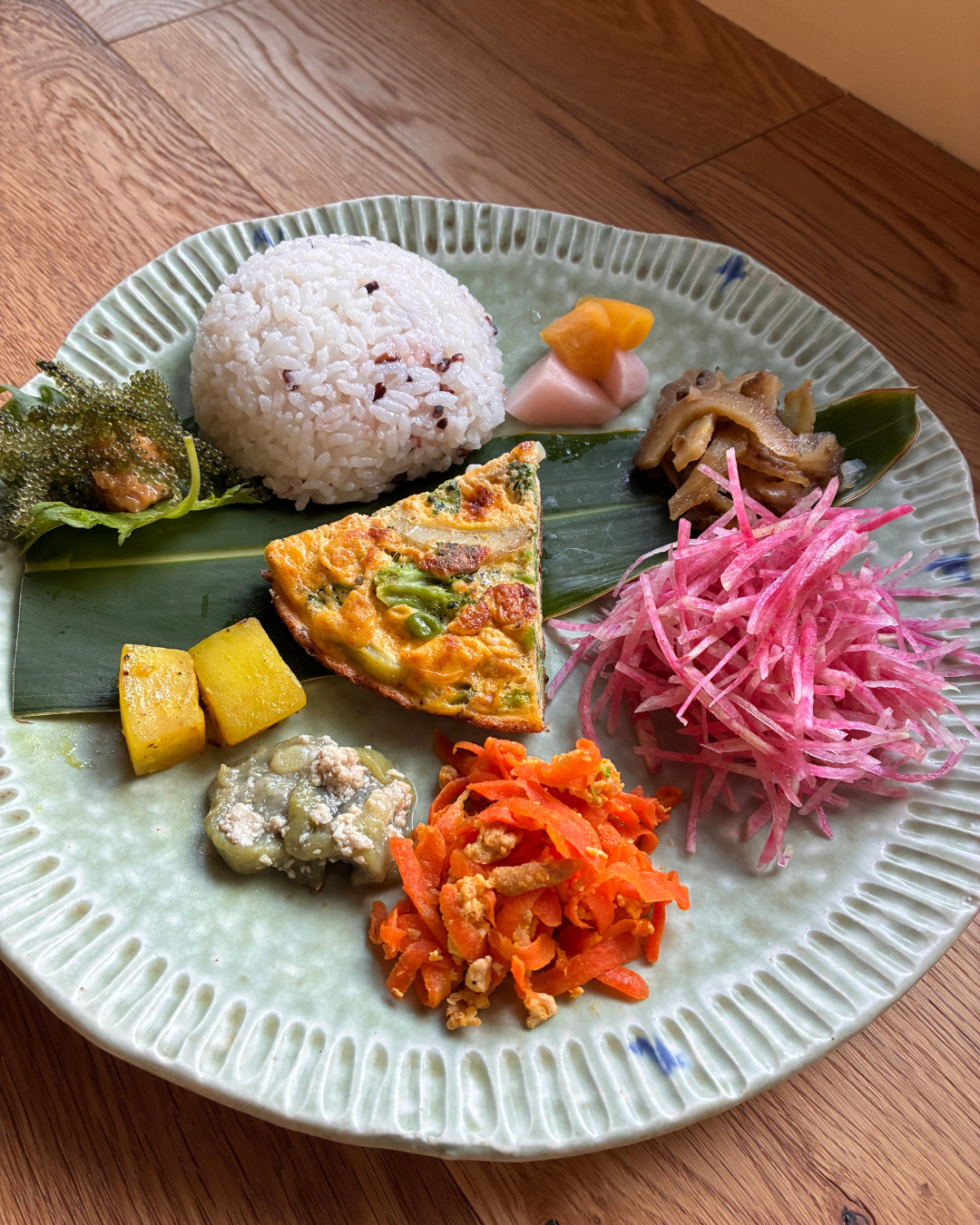 やんばるで取れた島野菜をふんだんに使った朝食