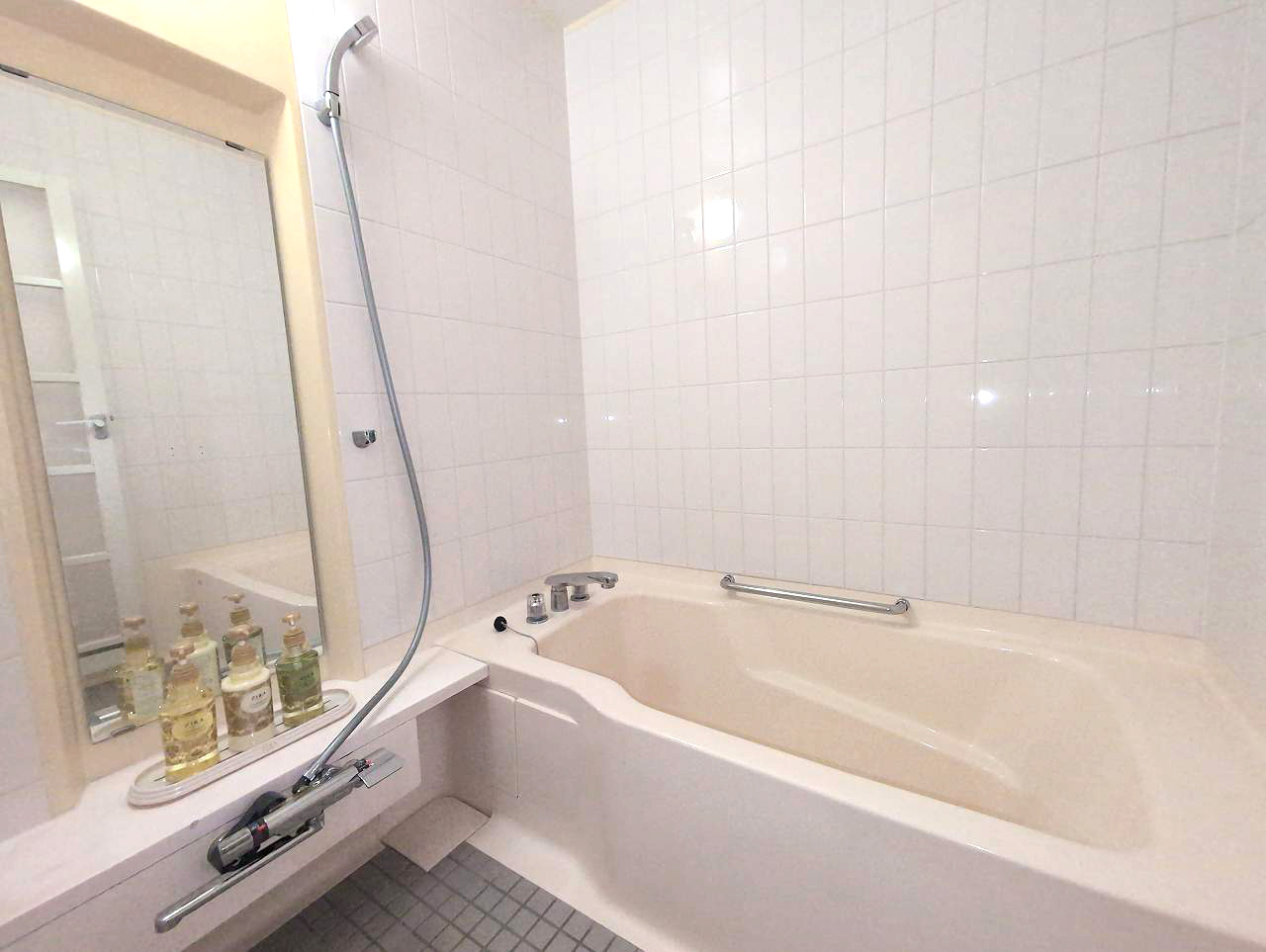 体がしっかり洗える、洗い場と湯舟がわかれているタイプのお風呂です。