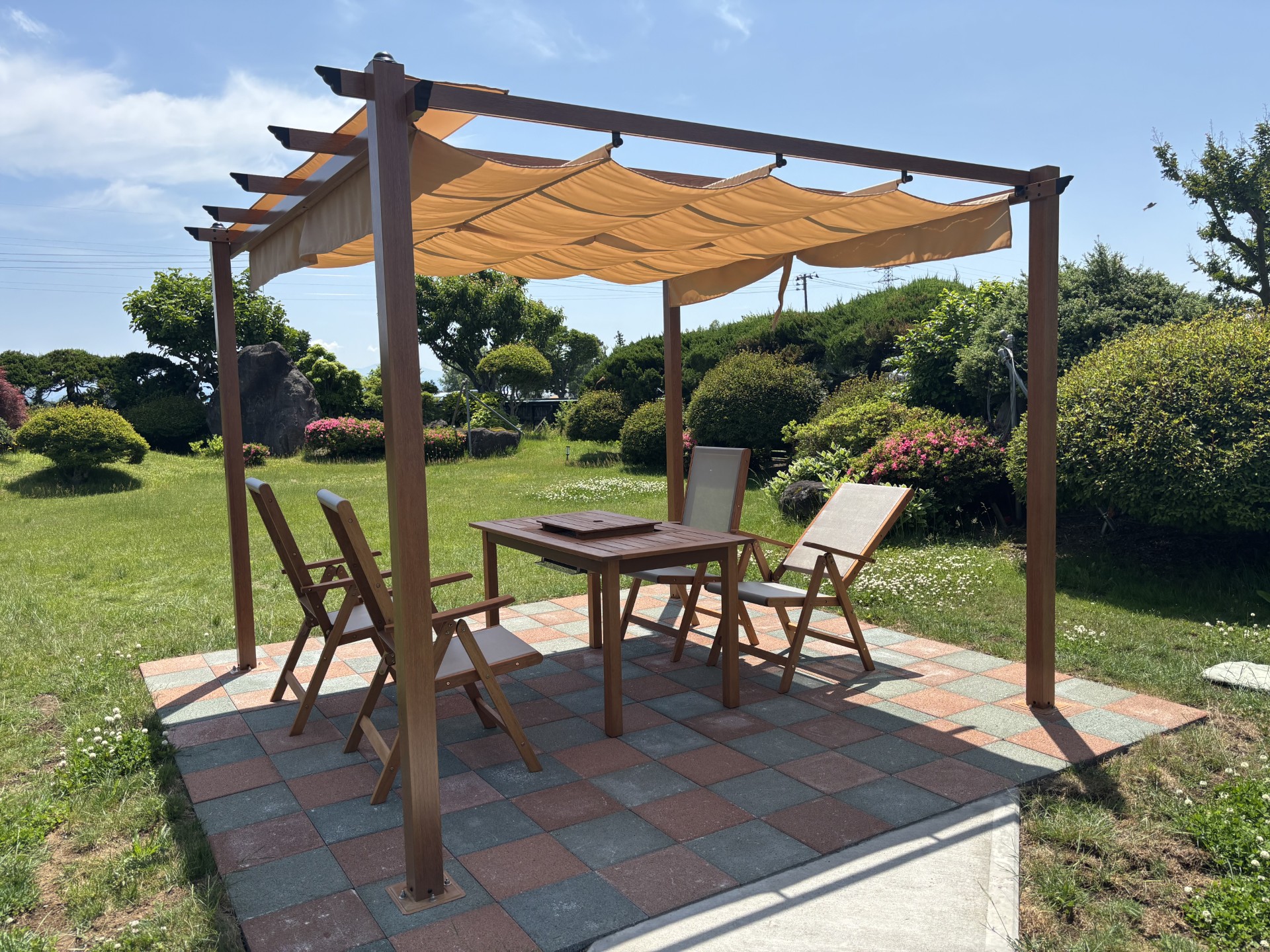 晴れの日のガーデンテーブル