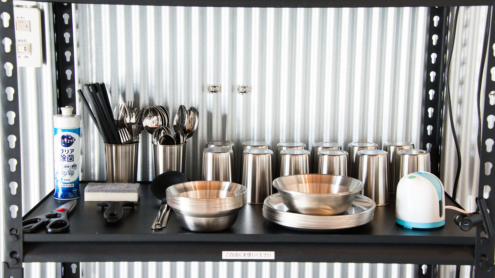 ・【キッチン】カトラリーや食器、コップも人数分ご用意しております