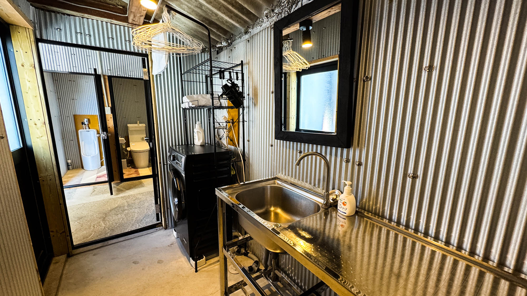 ・【洗面所】洗濯をすればかさばる衣類の荷物を減らして身軽な旅を実現できます