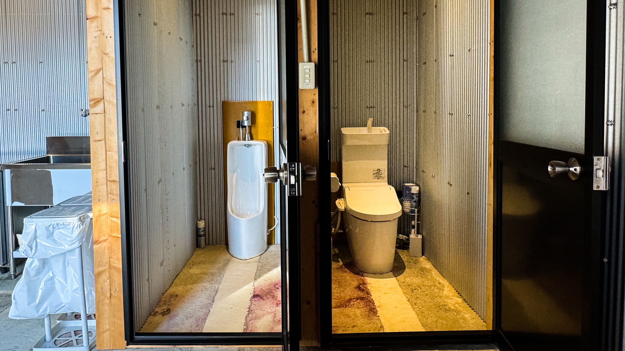 ・【トイレ】温水洗浄便座付きトイレと男性専用トイレの2種類をご用意しております