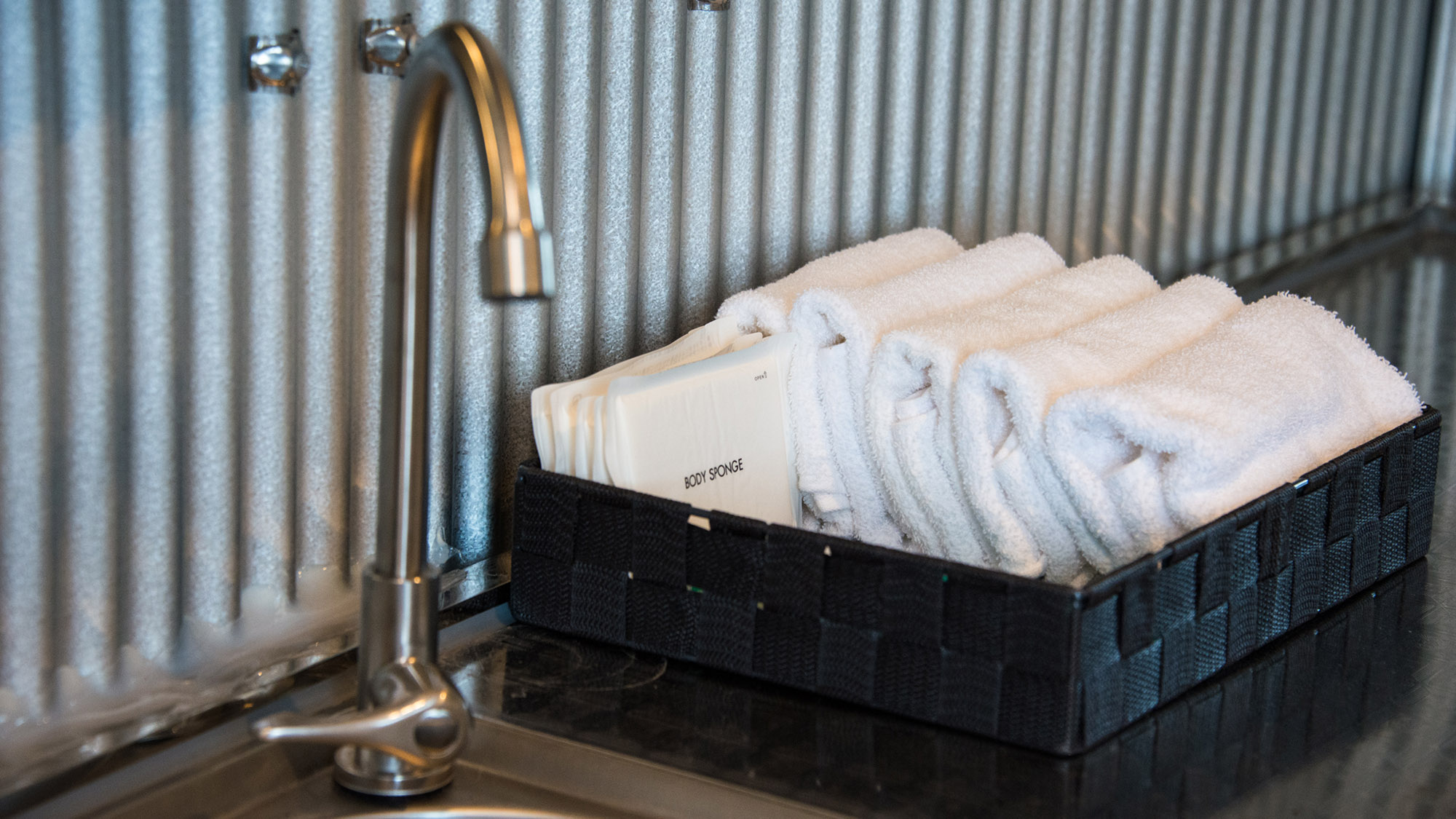 ・【洗面所】タオル、ボディースポンジ等の各種アメニティをご用意