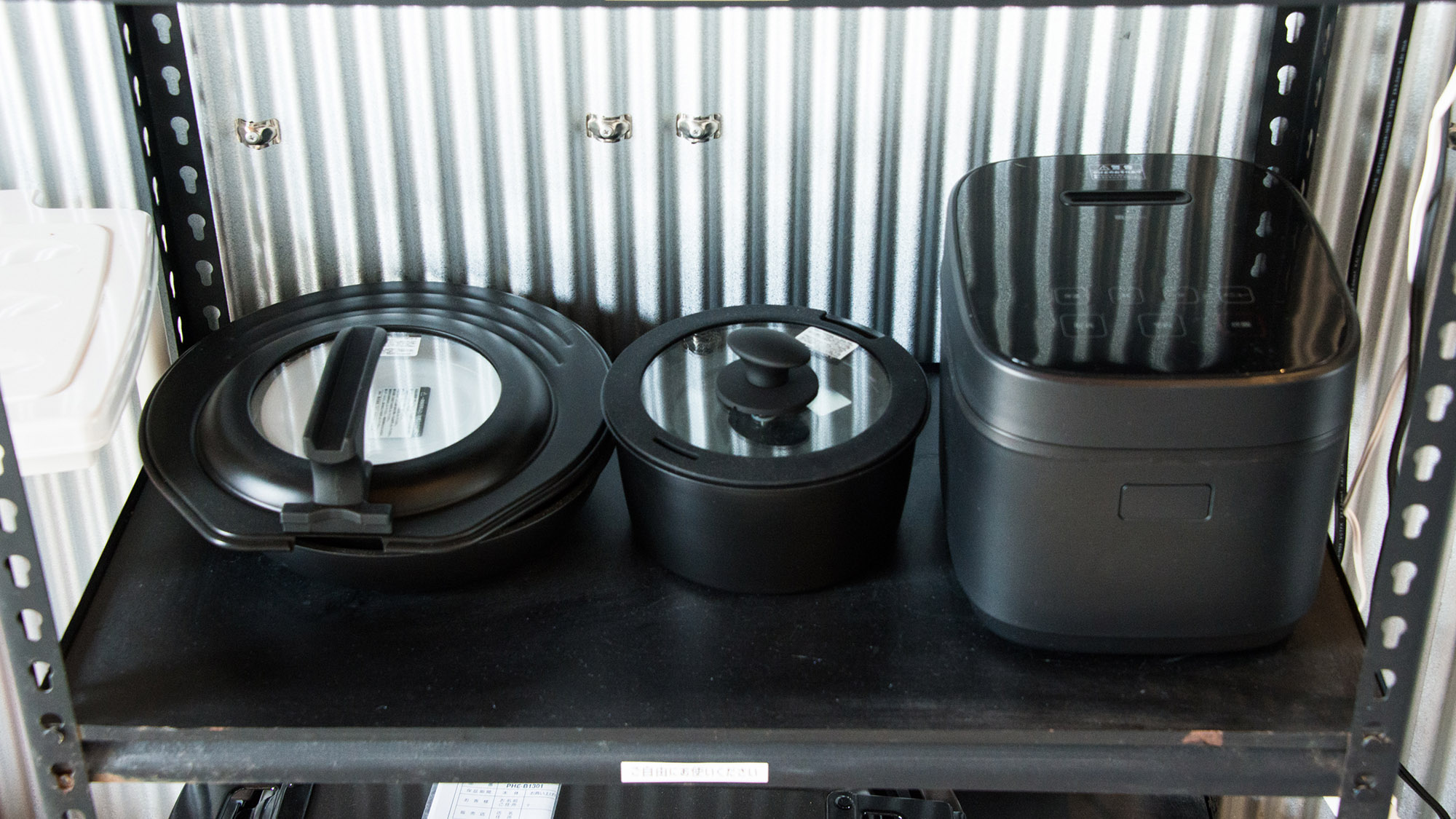 ・【キッチン】フライパン、鍋、炊飯器をご用意。料理の腕をふるってみては？