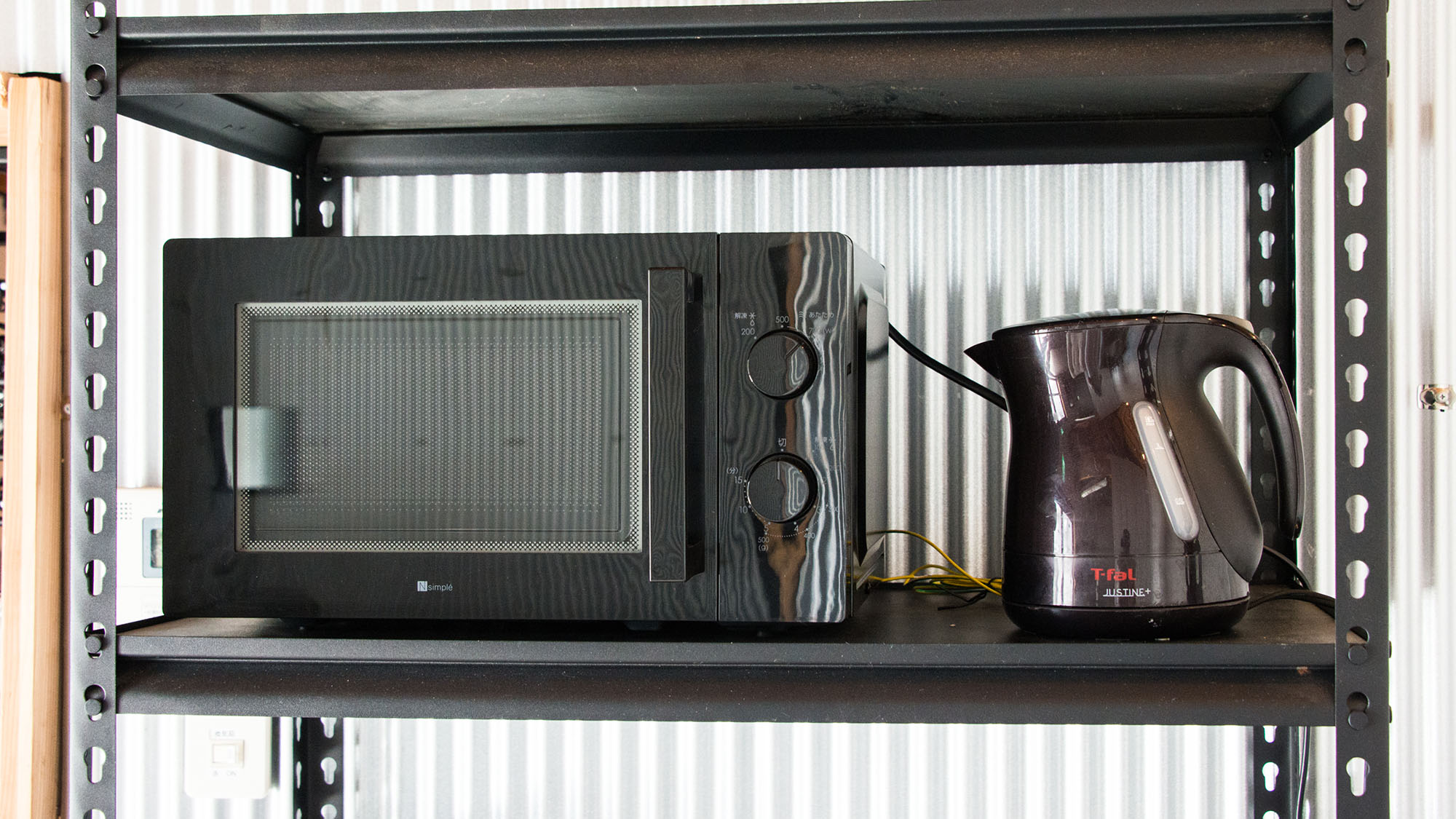 ・【キッチン】電子レンジ、電気ポットを完備。料理の温め直しや簡単な調理に重宝します