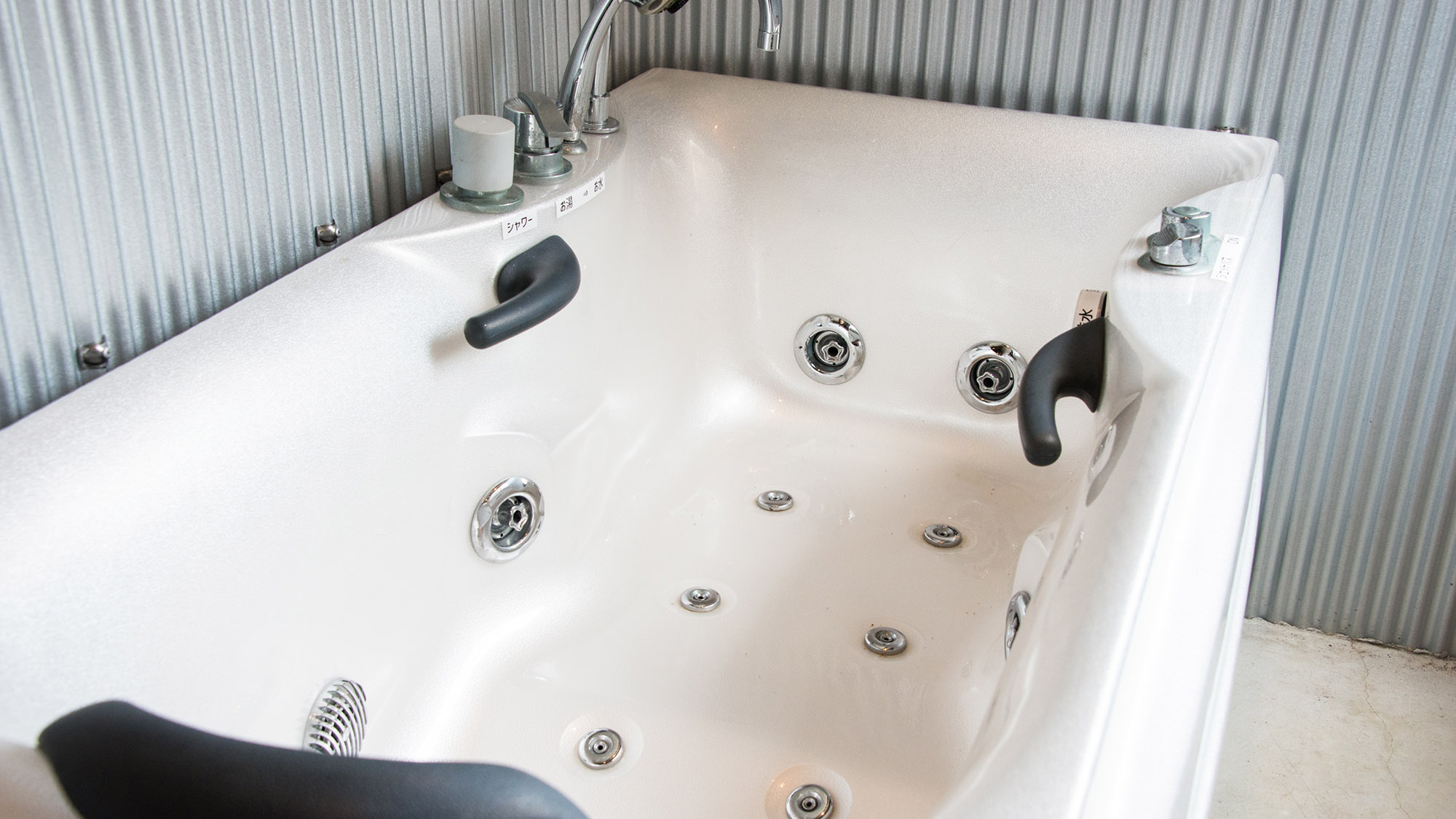 ・【お風呂】ジェットバス機能付きの浴槽。マッサージ効果で旅の疲れを癒します
