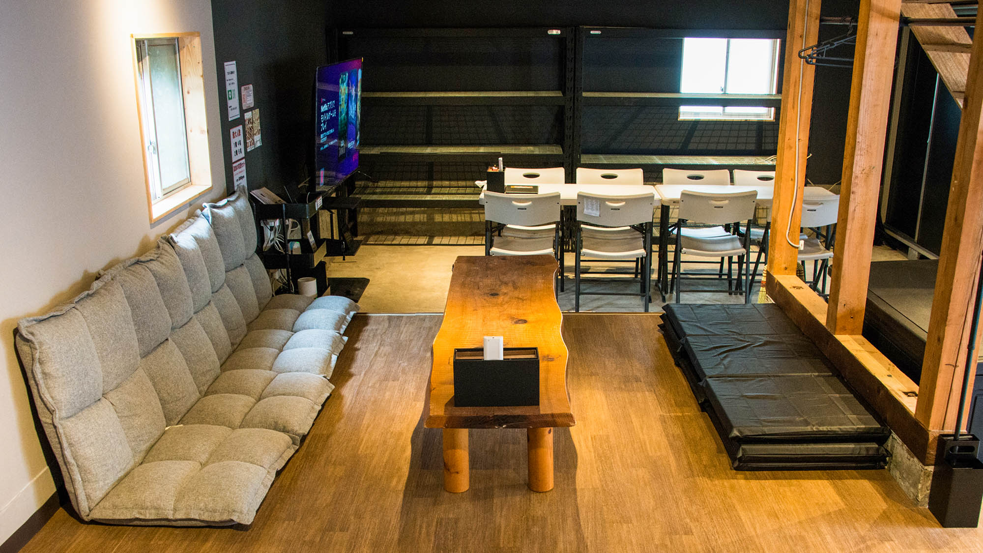 ・【1階お部屋】土間の横には寛ぎ空間。足を延ばしてゆったりお寛ぎください