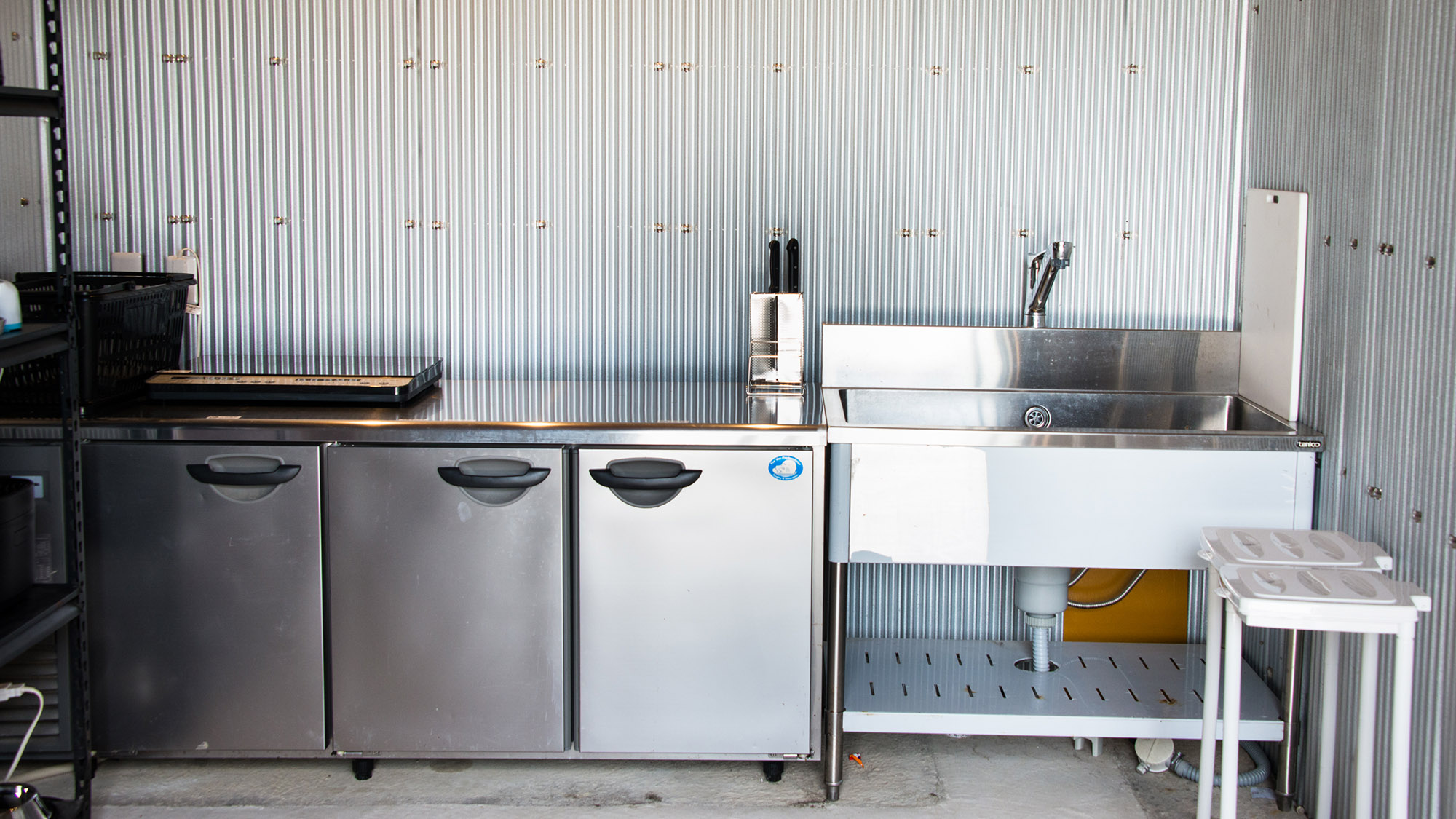 ・【キッチン】ステンレスの広々とした調理台。シンクも大きく使い勝手の良さも◎