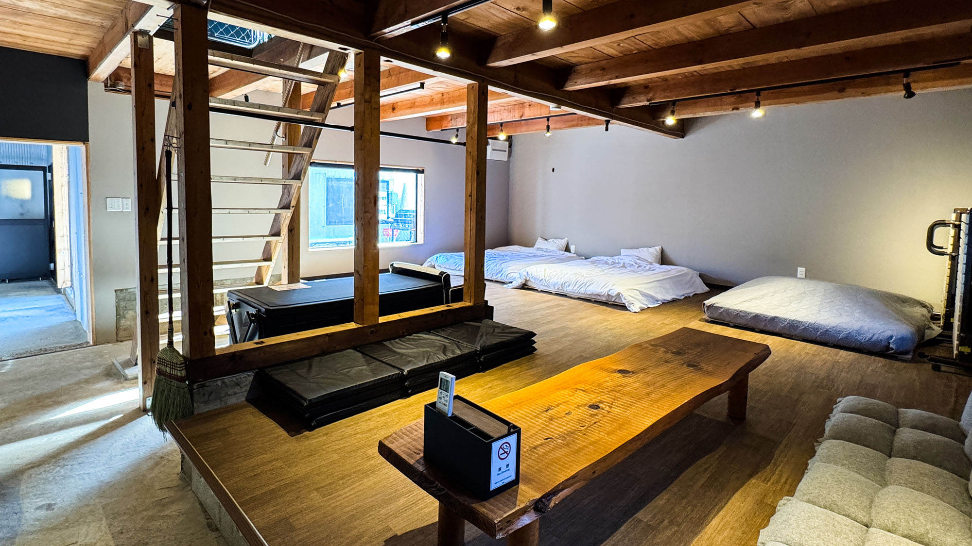 ・【1階お部屋】1階には最大10組まで布団を敷くことができます。人数に合わせてご用意致します