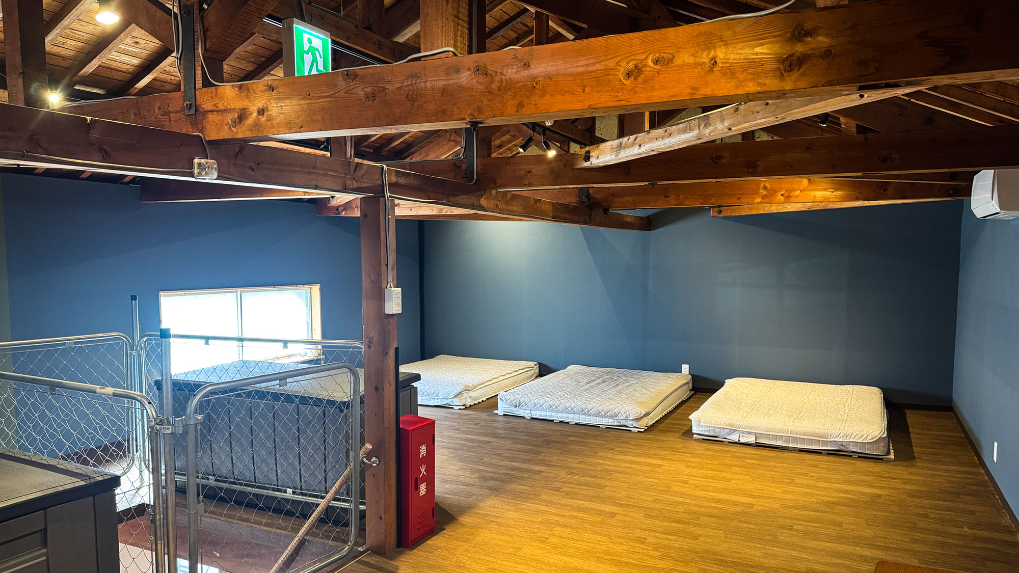 ・【2階お部屋】ロフトのような空間。古民家ならではの太い木の梁が印象的です