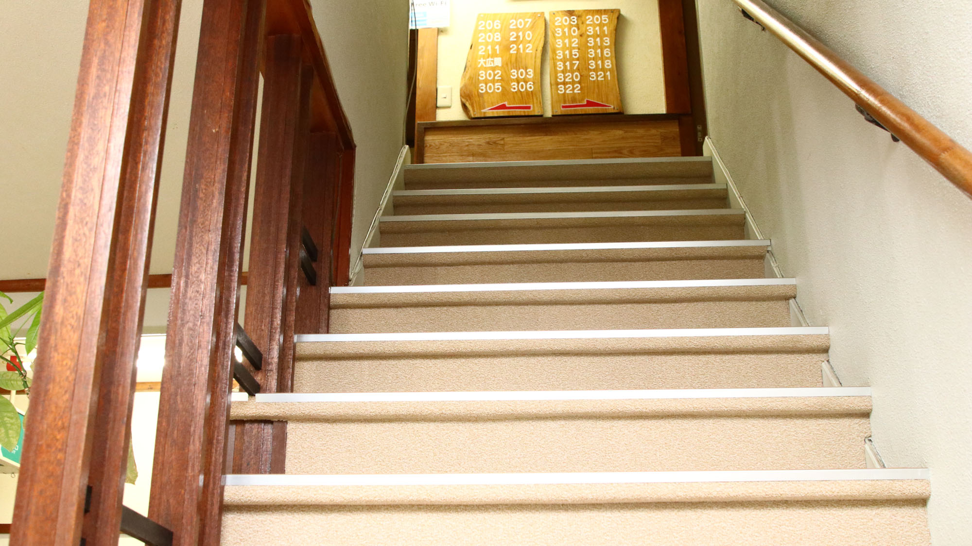 階段&diams;客室は二階にございます*