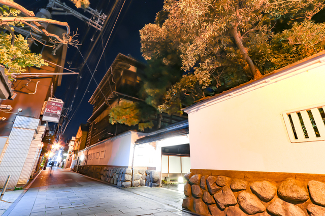 風情ある夜の鍋茶屋通りの街並み