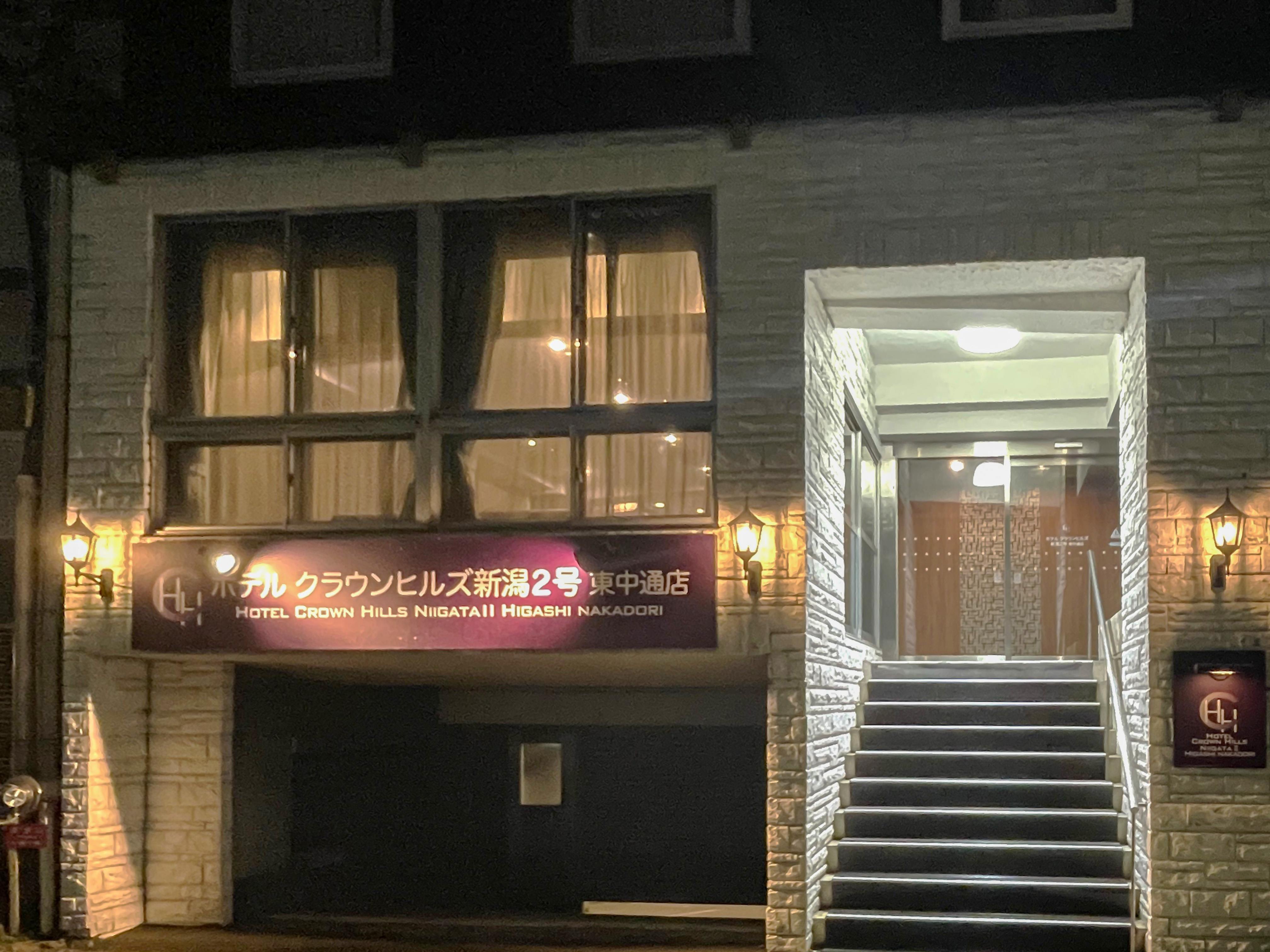 ホテル玄関（夜）