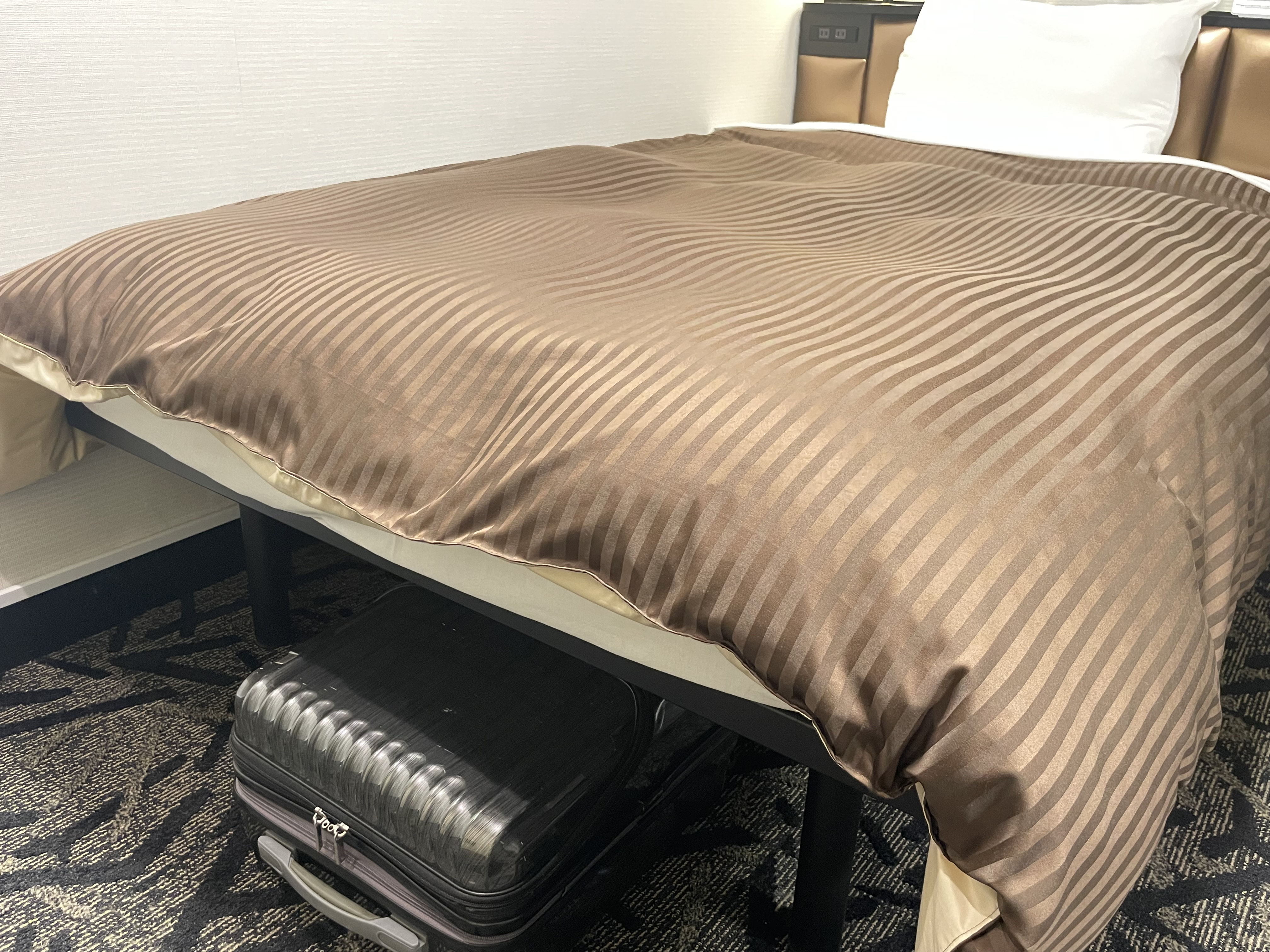 ベッドの下にスーツケースなどお荷物を収納できます