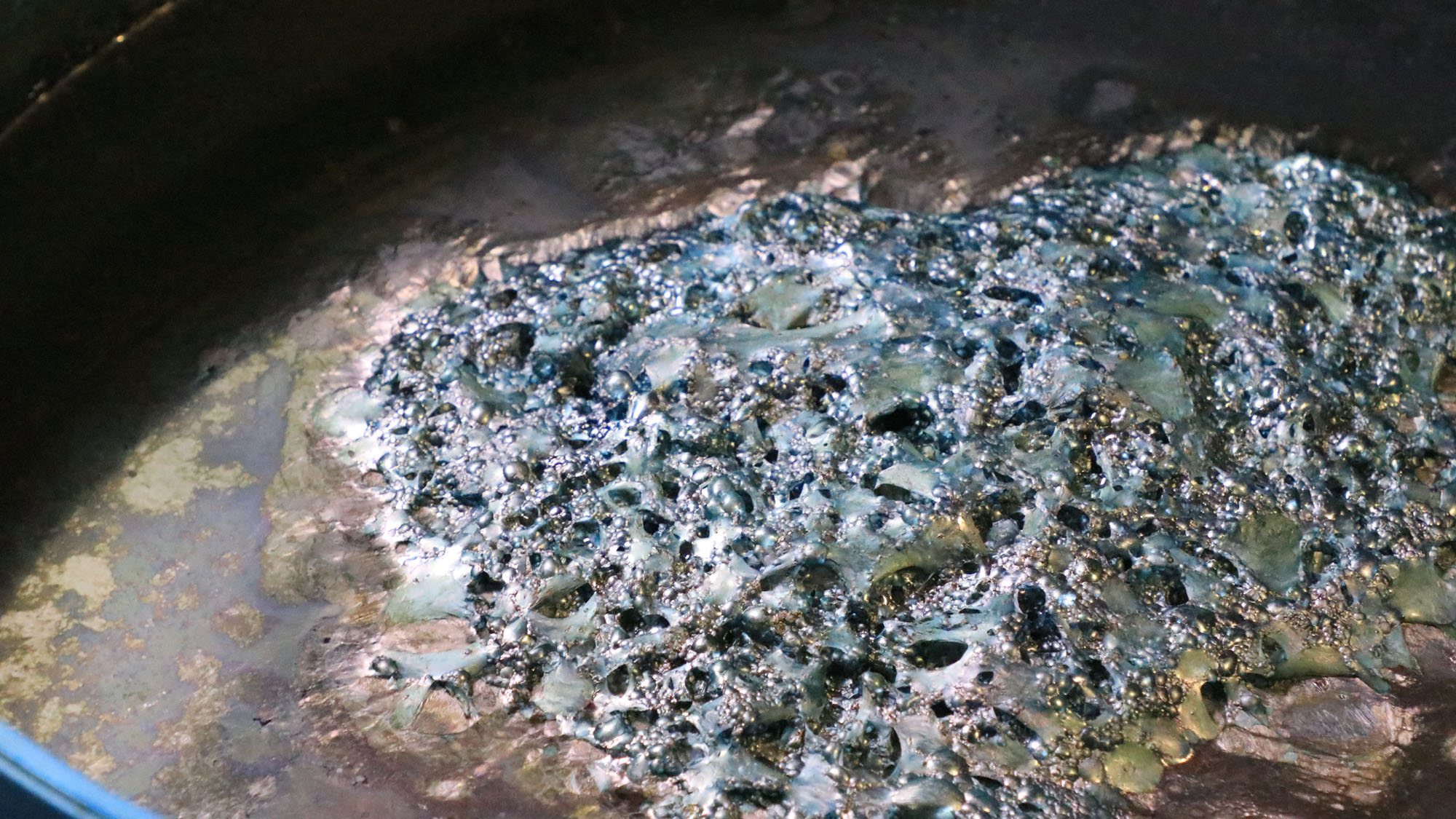 【藍染体験】藍染の染料。自分の好みに応じて染料の濃さを選べます。*