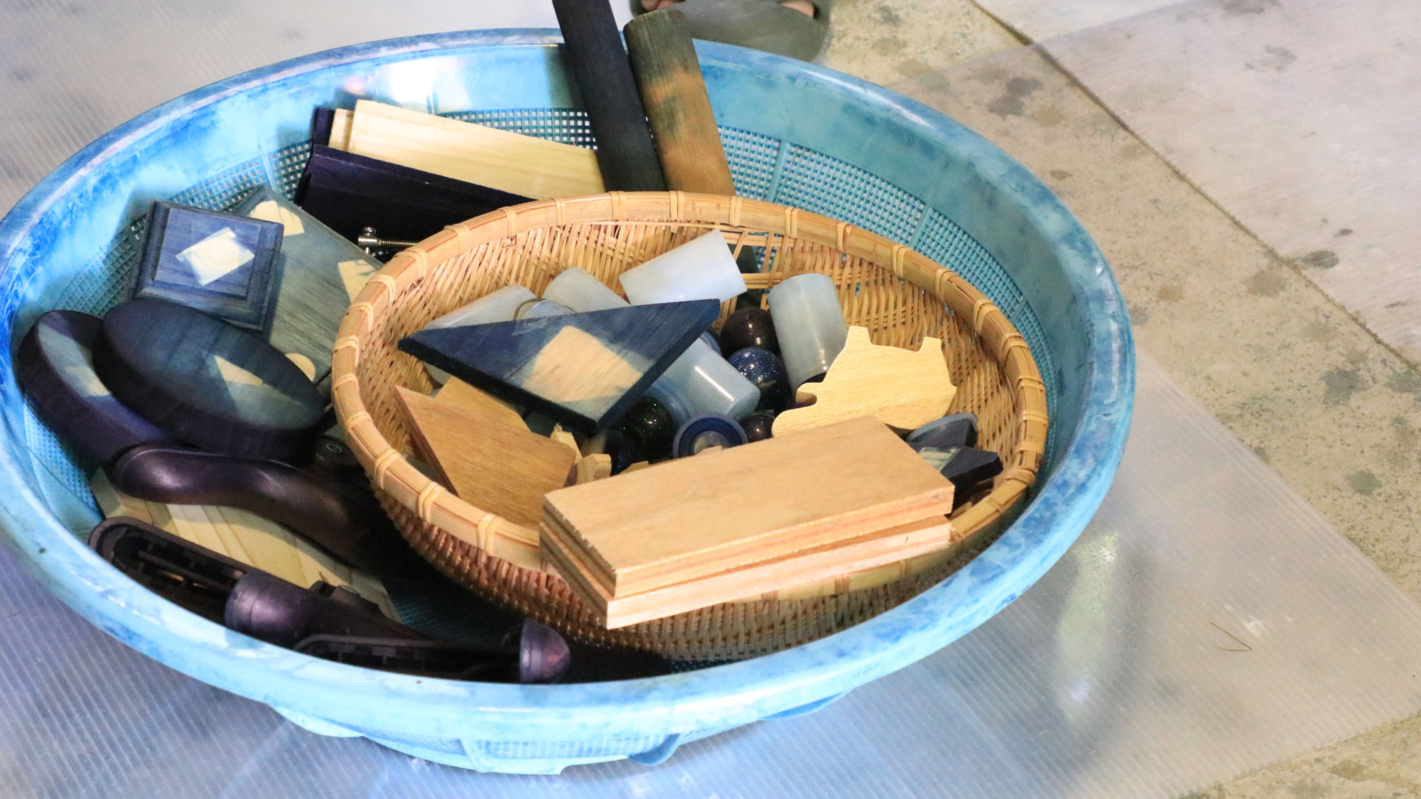 【藍染体験】藍染に使う小物たち。動物柄やボールの形など様々な模様があります。*