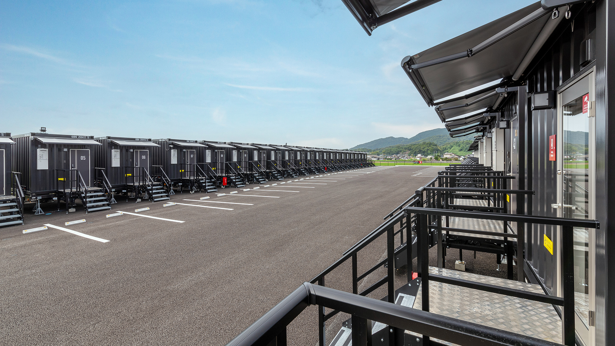 夜でも明るく安心！防犯カメラを複数設置しセキュリティ対策もバッチリ！日差しや雨を遮るオーニングを完備。