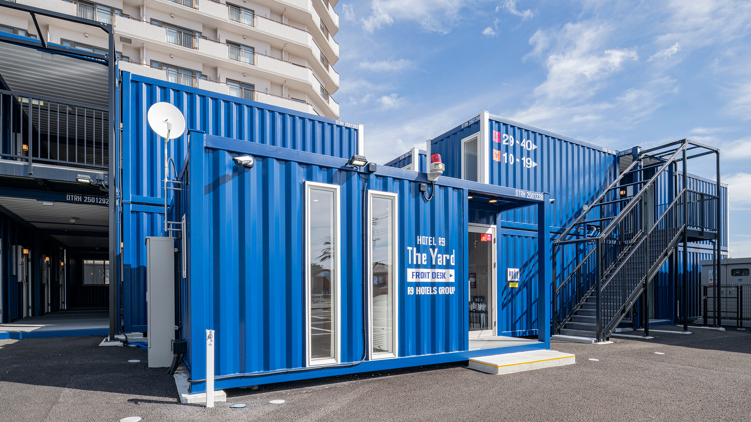 受付、ホットドリンク＆軽食（冷食食品）受け取りコーナー、アメニティーコーナーを完備。まずはこちらにお立ち寄りください！