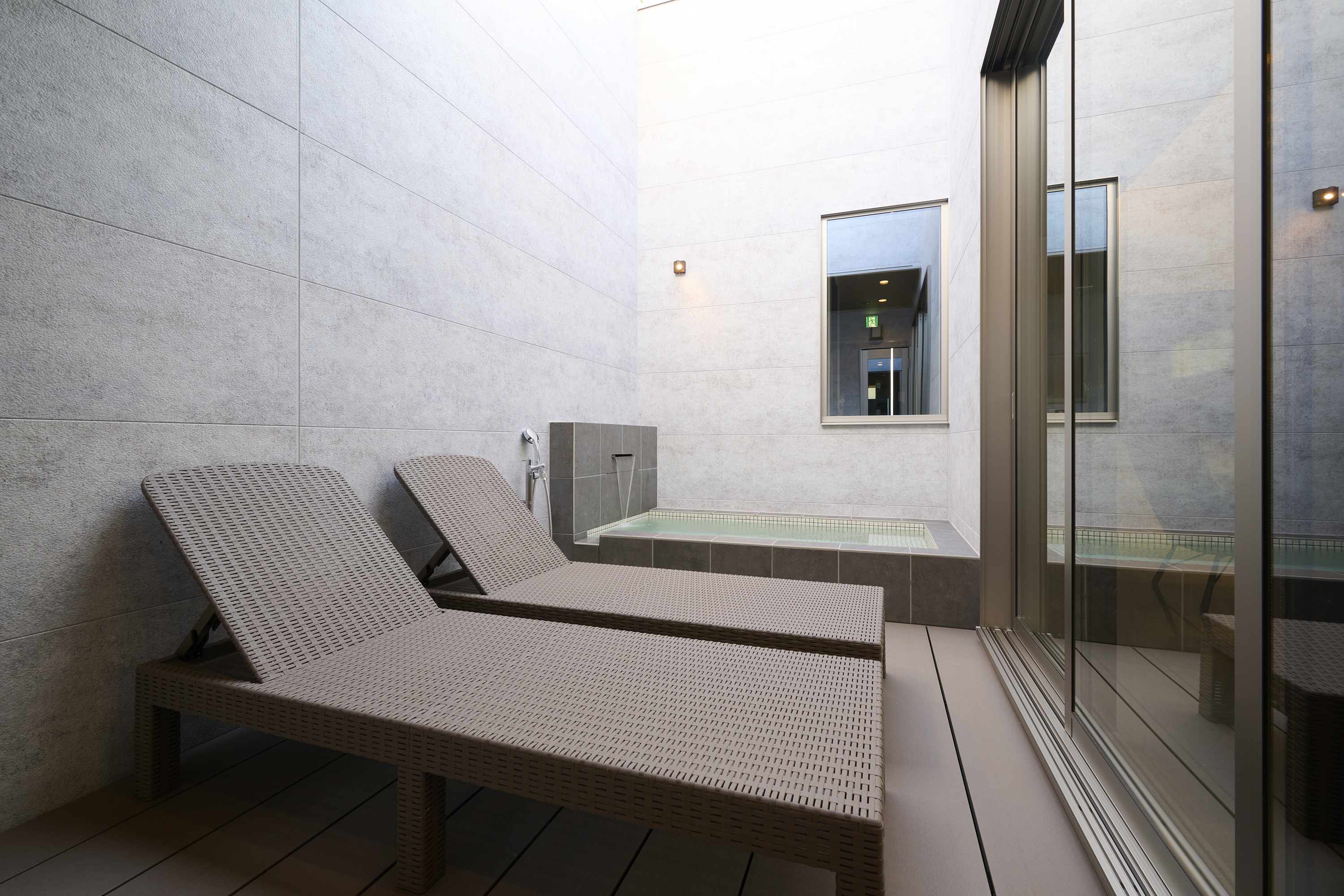 BASE ONEの中庭です。ととのいを味わえるサウナチェアは2台ご用意しております。