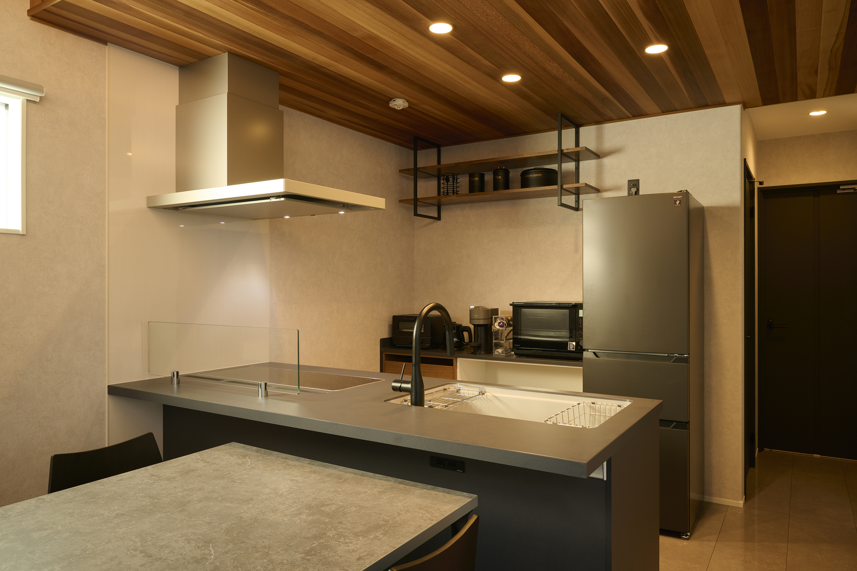 BASE ONE-ダイニングキッチン