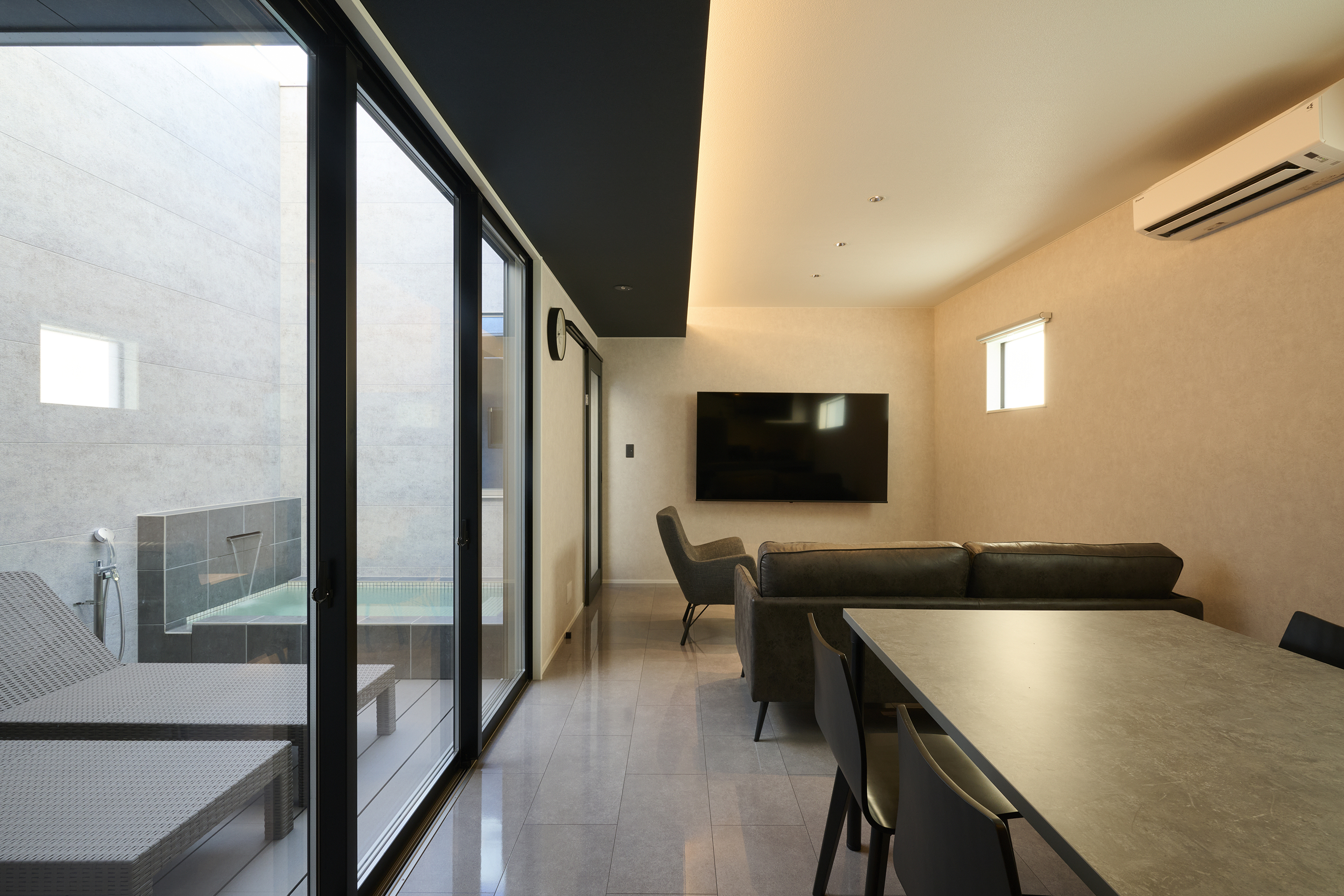 BASE ONE-リビングダイニング・中庭