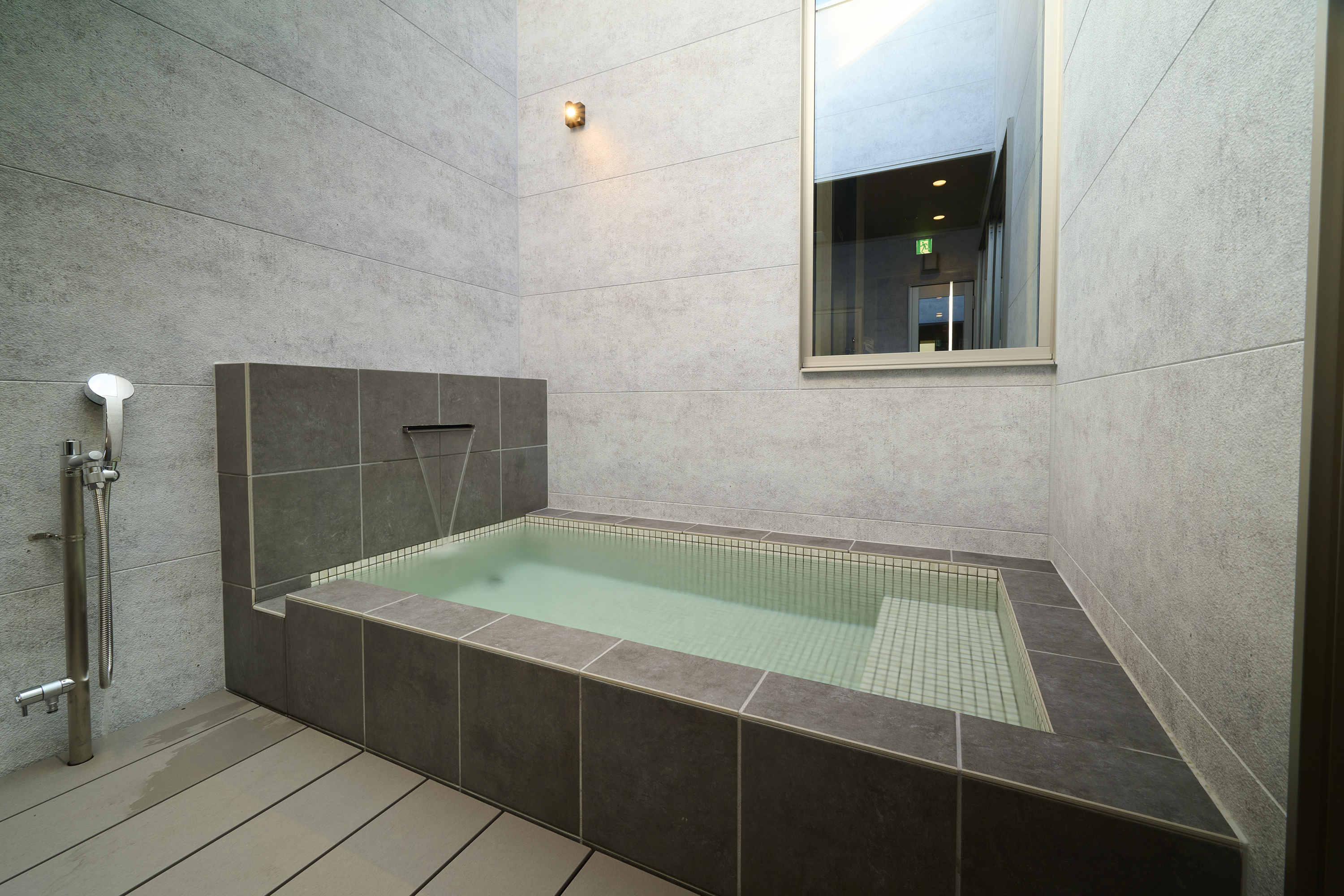 BASE ONEの中庭にある水風呂です。