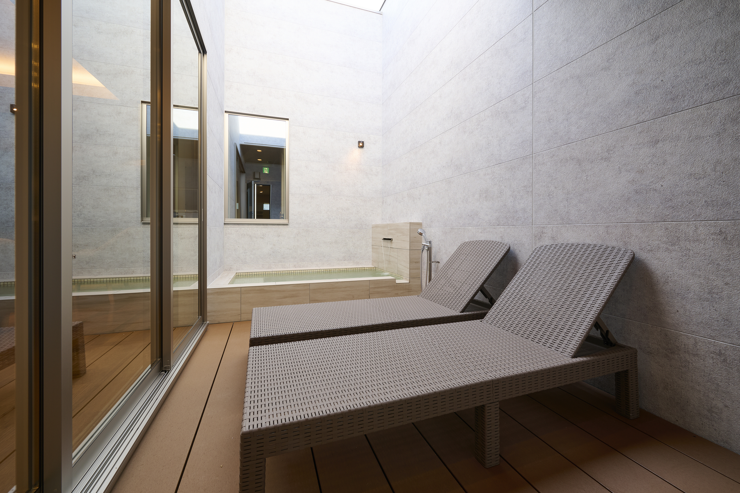 BASE TWO-中庭（水風呂）