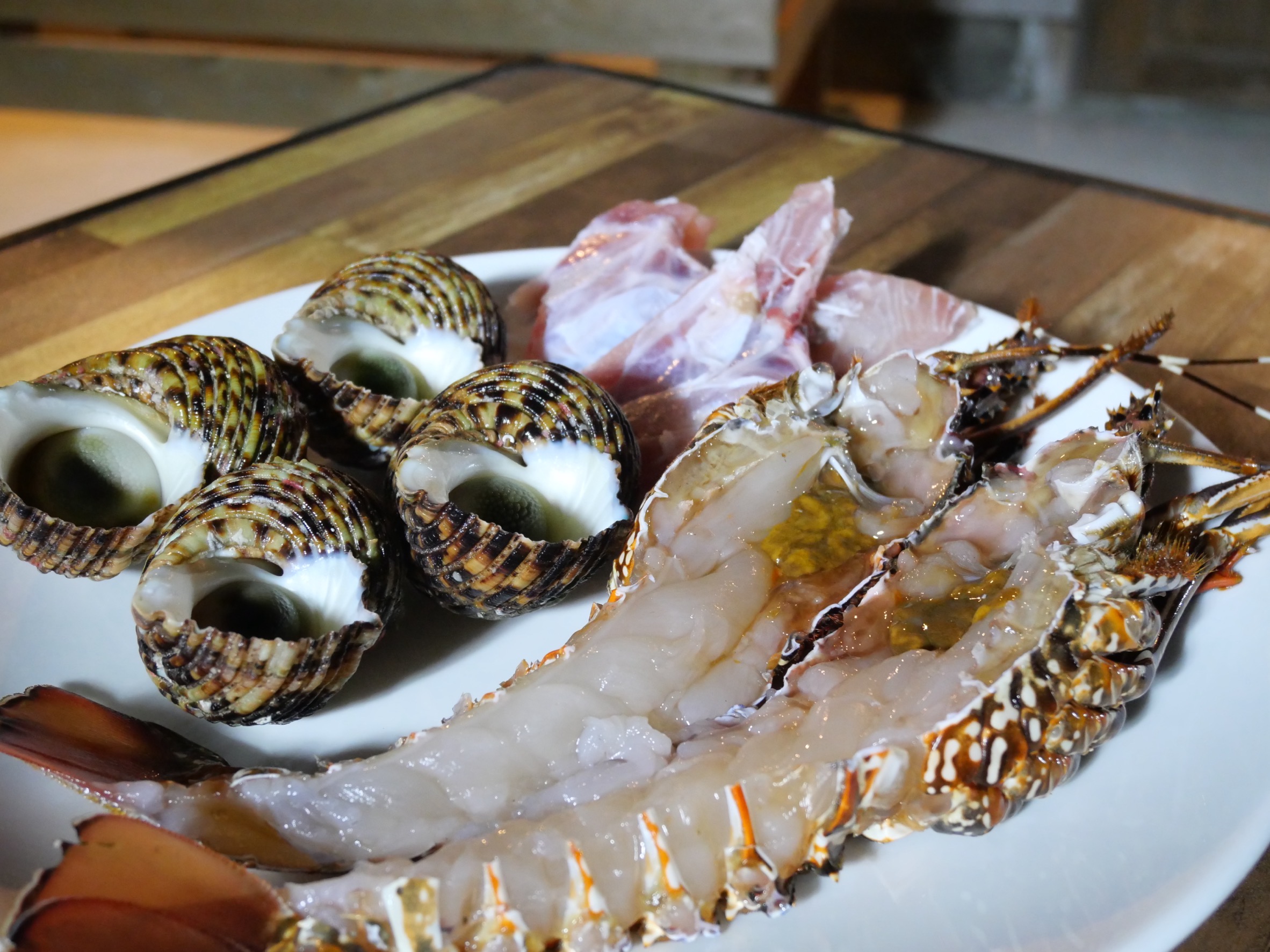 BBQ用の伊勢海老、サザエ、イカ、地魚