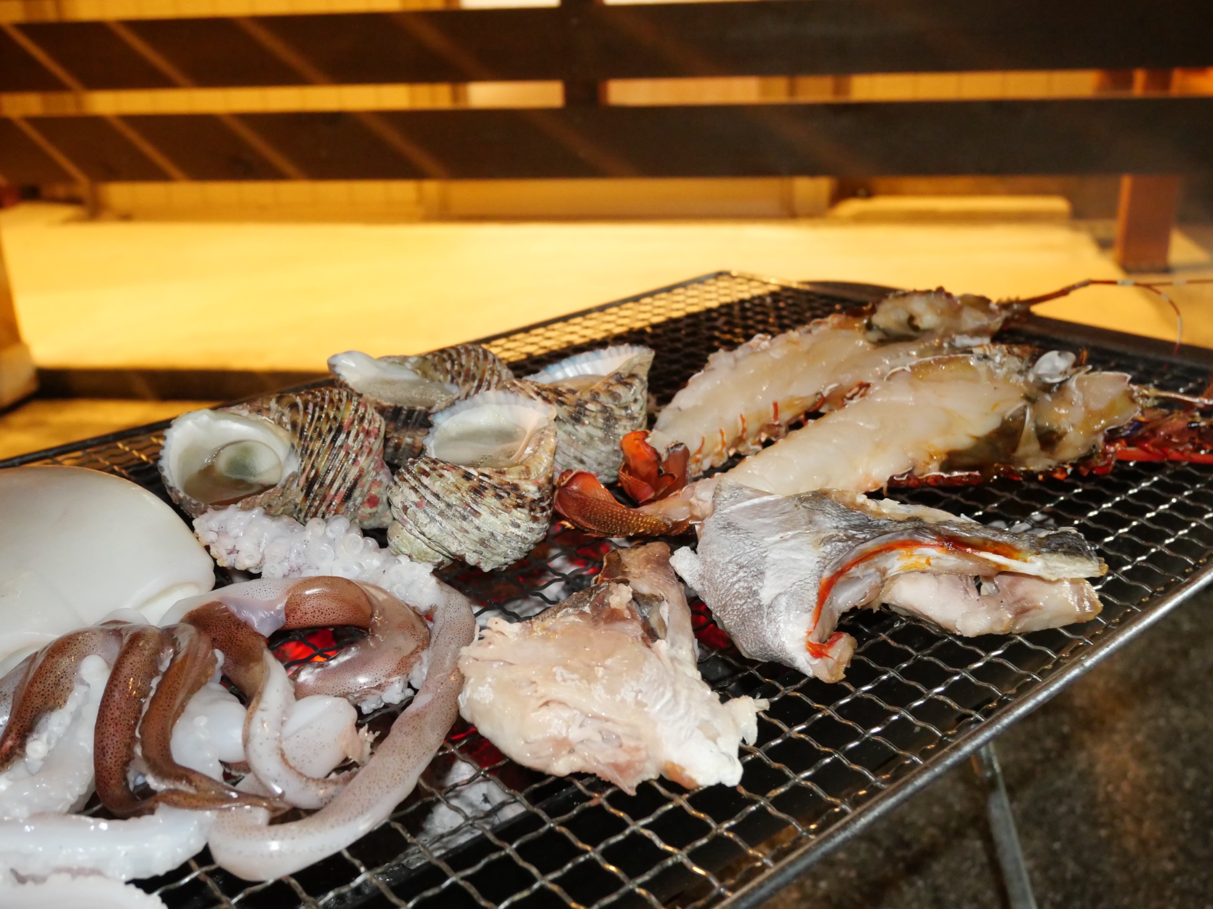 BBQ用の伊勢海老、サザエ、イカ、地魚
